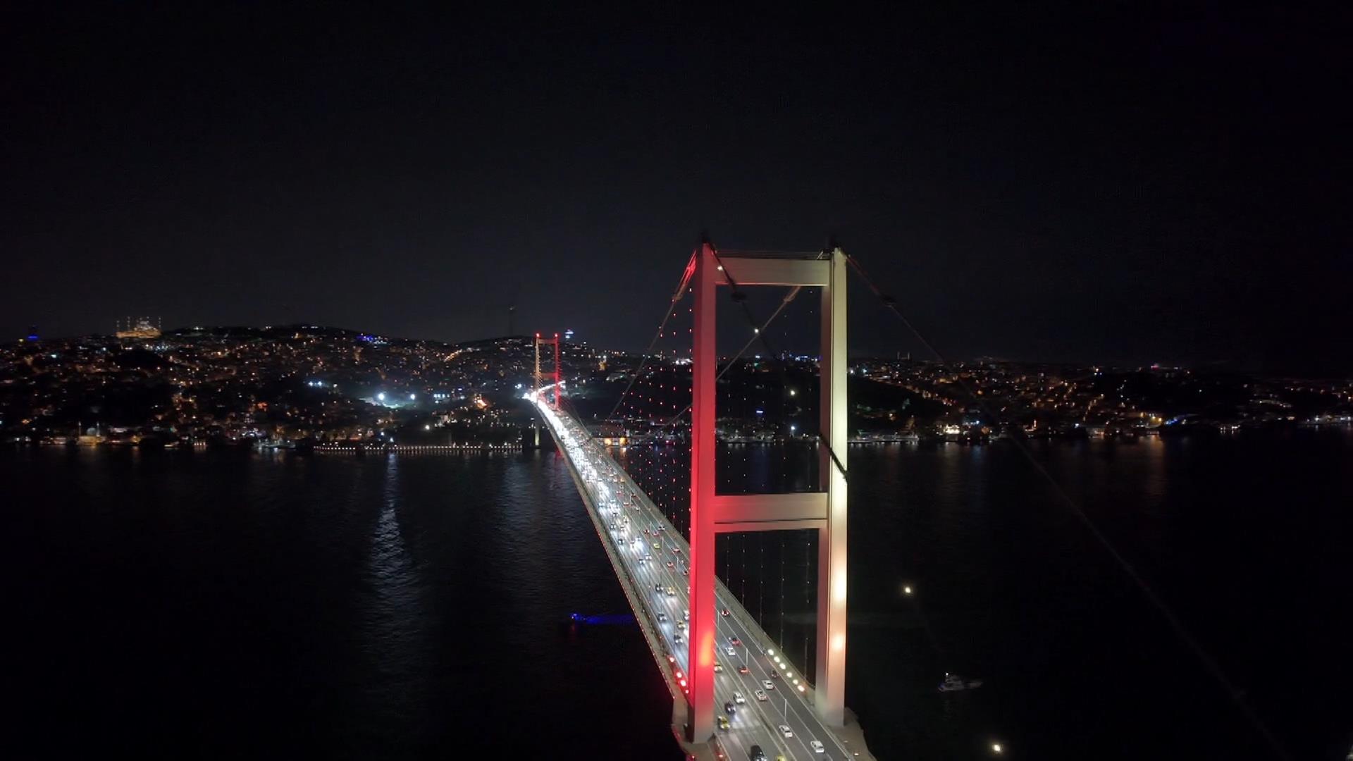 15 Temmuz Şehitler Köprüsü sarı kırmızı ışıklandırma Galatasaray şampiyonluk