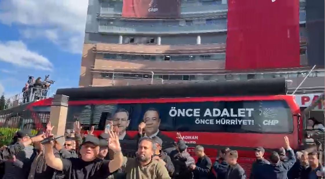 CHP genel merkez önünde gruplar arasında arbede