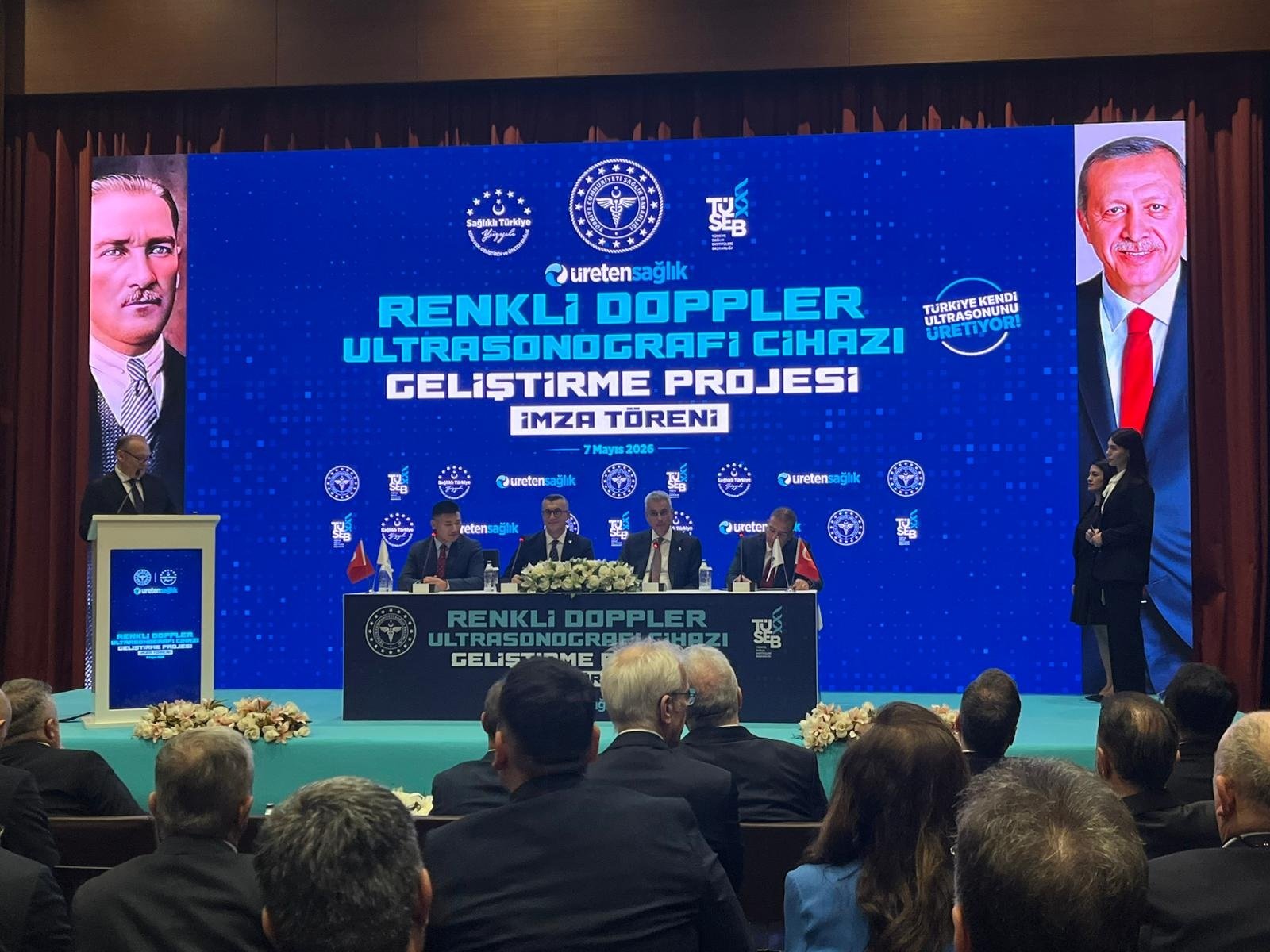 Sağlık Bakanı Kemal Memişoğlu, yerli tıbbi cihaz üretimi projeleri hakkında bilgi veriyor.
