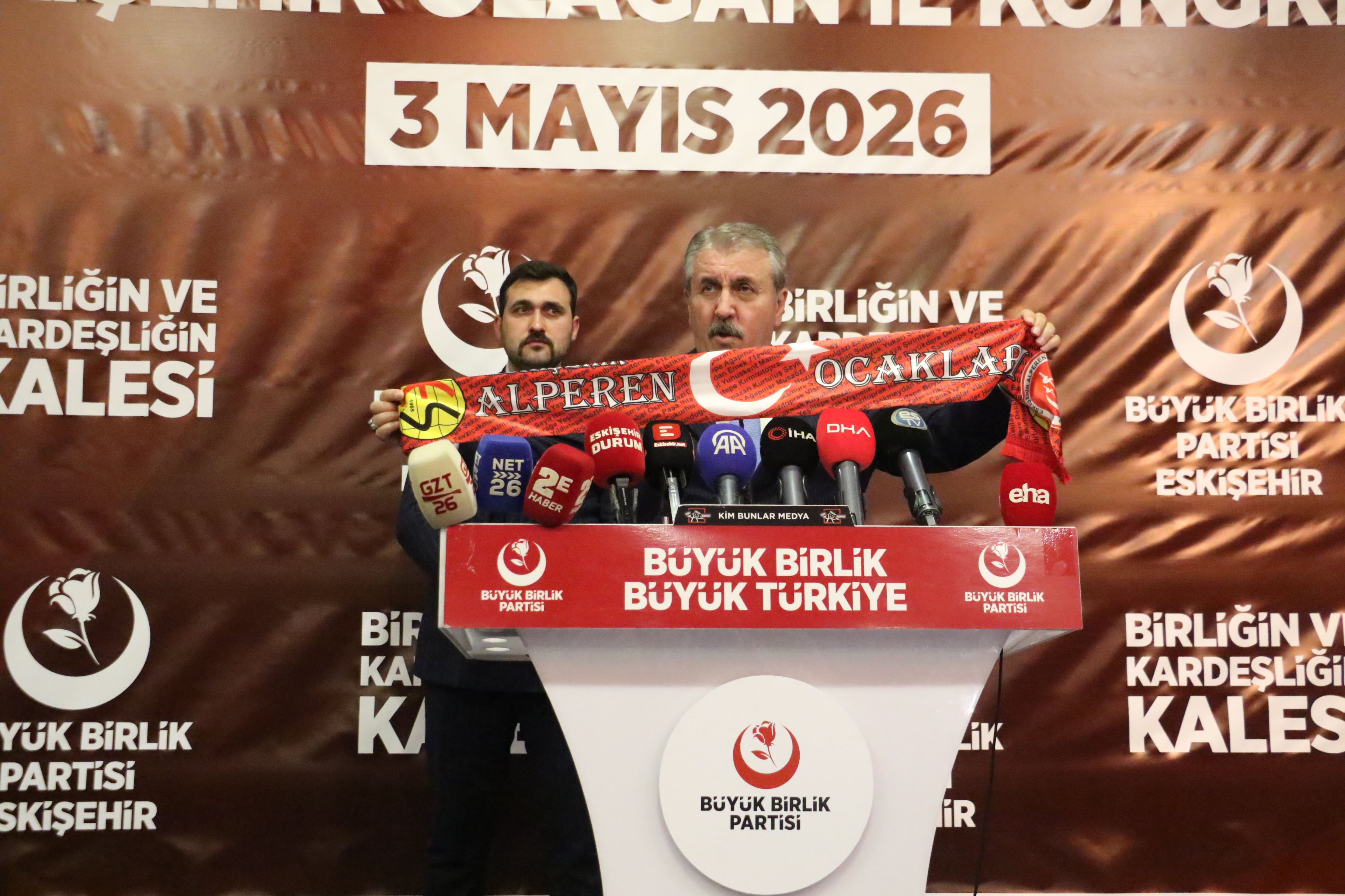 BBP lideri Mustafa Destici, Eskişehir il kongresinde kürsüde konuşurken.