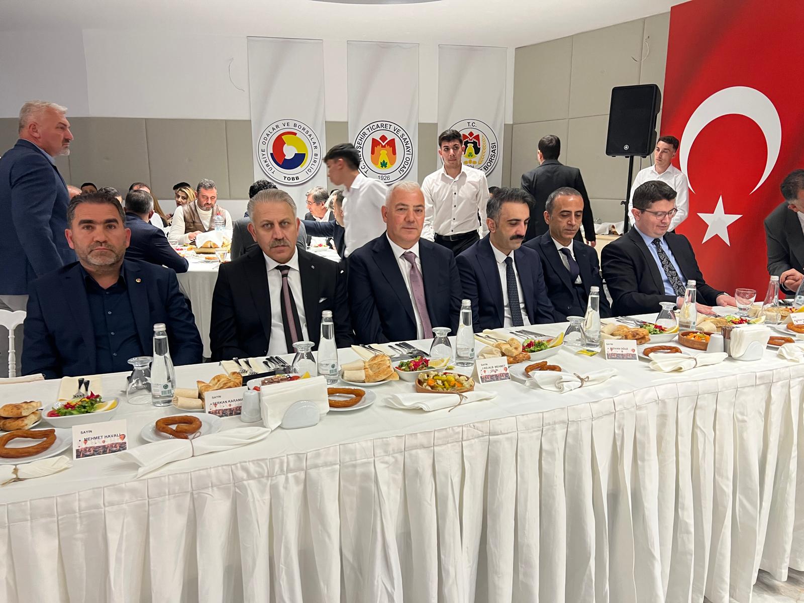 Ali Fidan teşekkür konuşması yapıyor