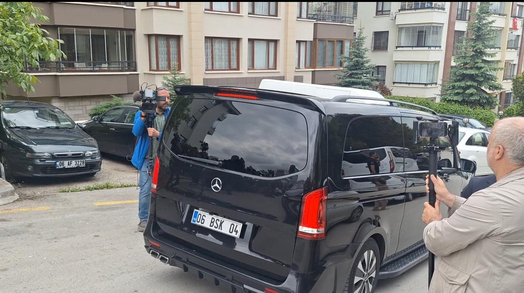 Kemal Kılıçdaroğlu çalışma ofisine geçerken
