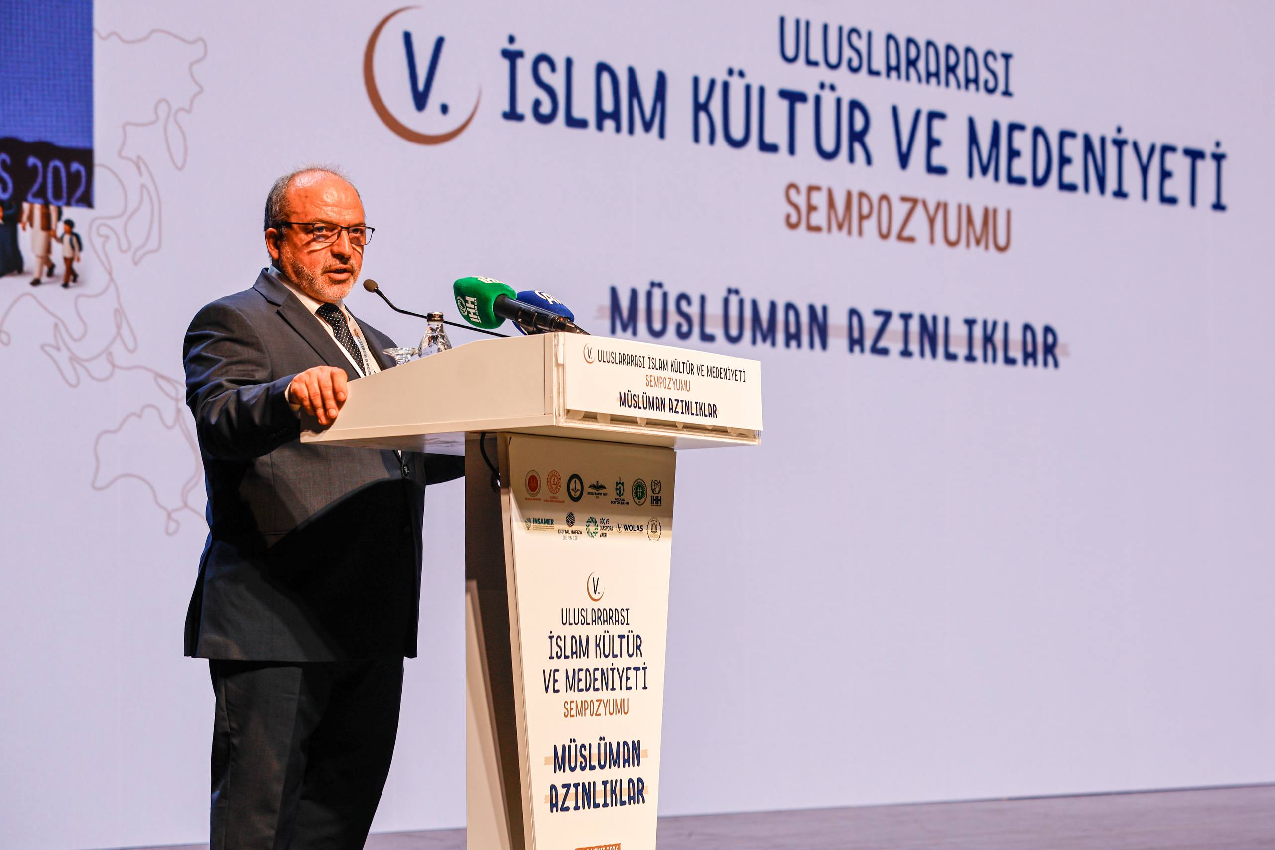 Sempozyum salonundan bir görünüm