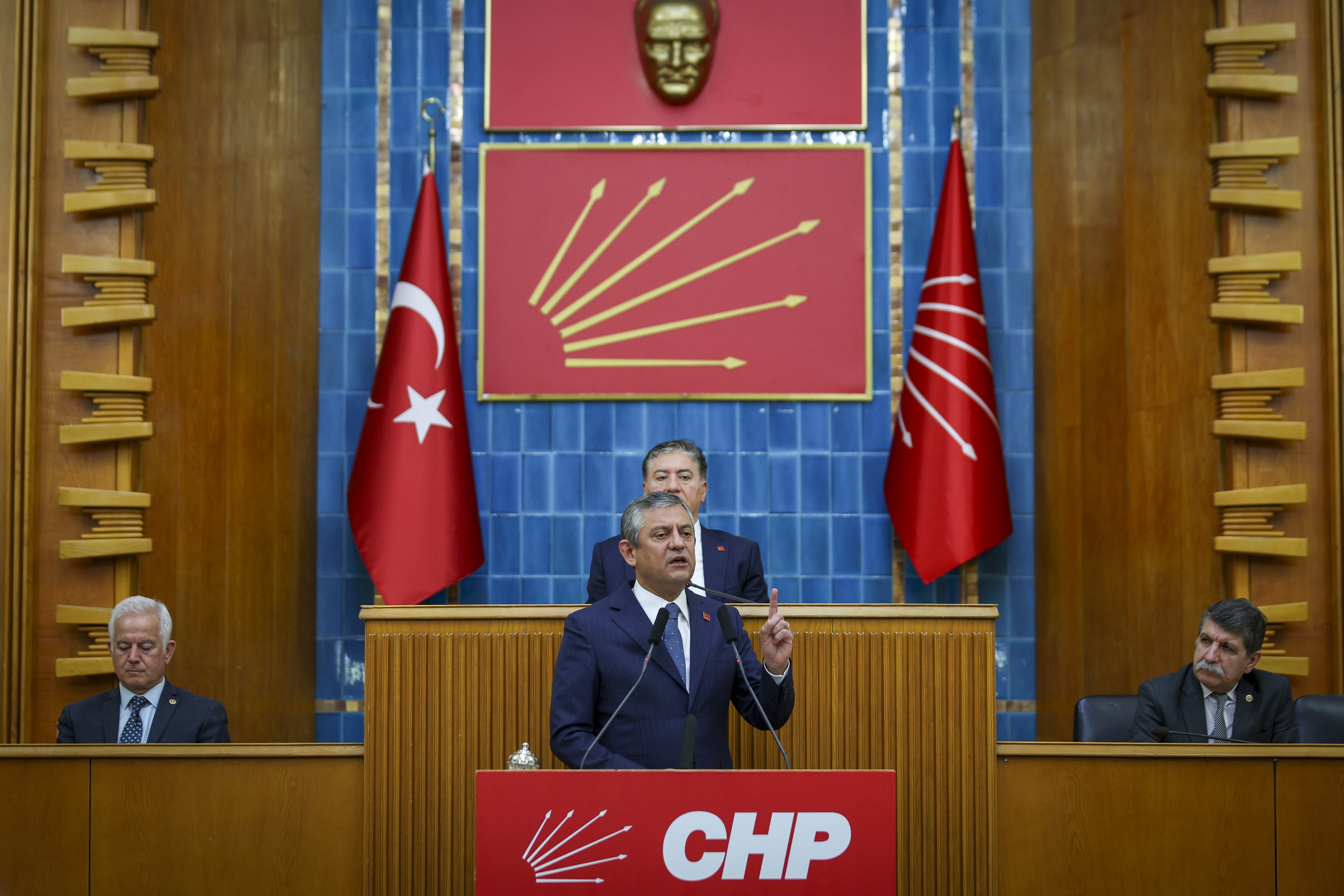 Özgür Özel parti grup toplantısında konuşuyor
