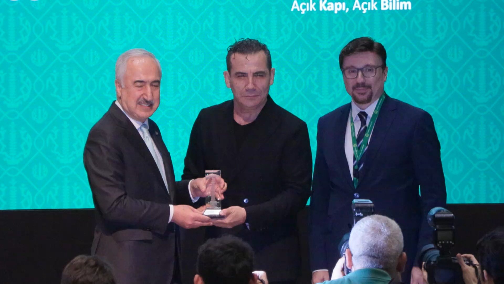 Numan Kurtulmuş İstanbul Üniversitesi 2026 Ödülleri programında.
