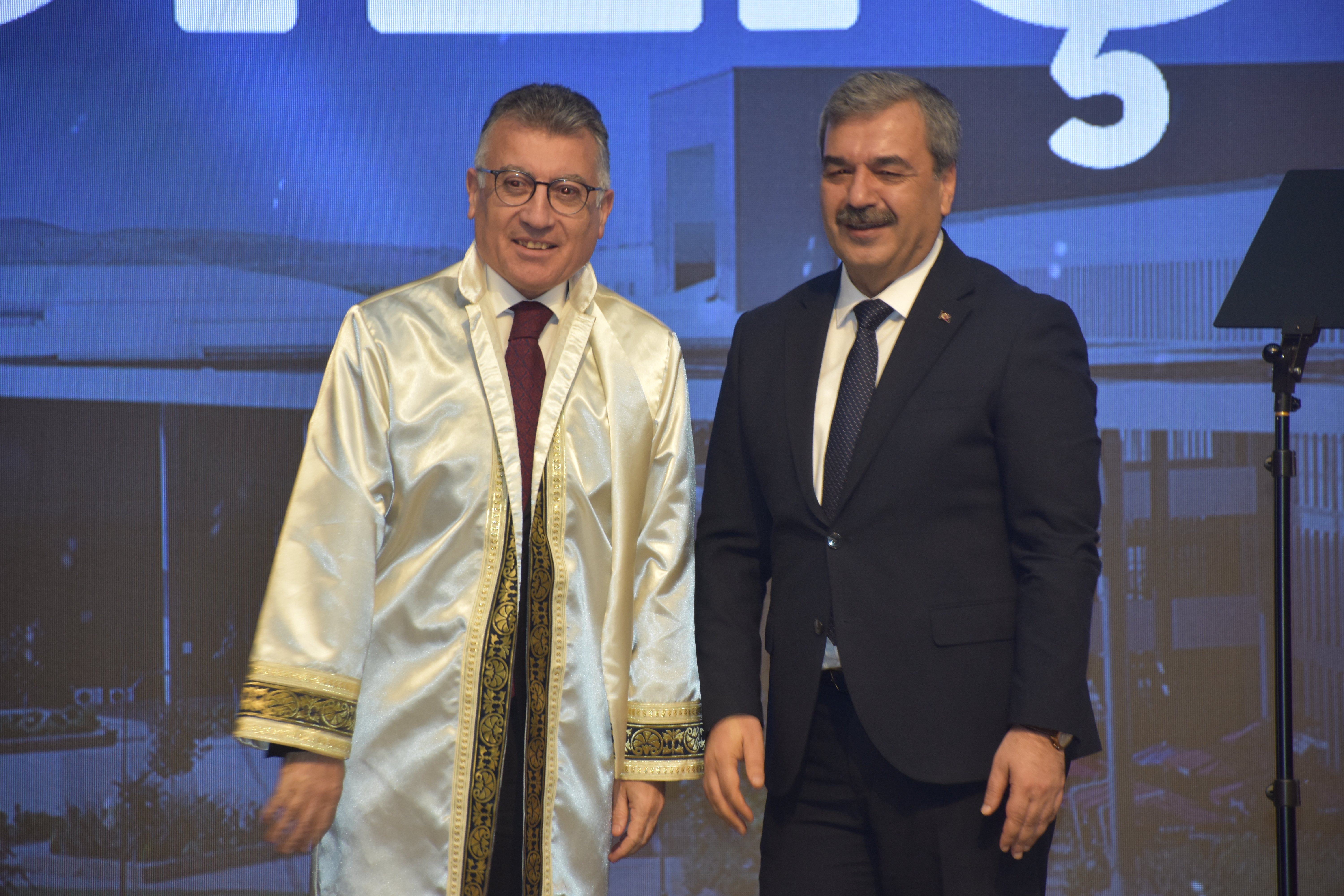 Abdullah Güler fahri doktora unvanı alırken