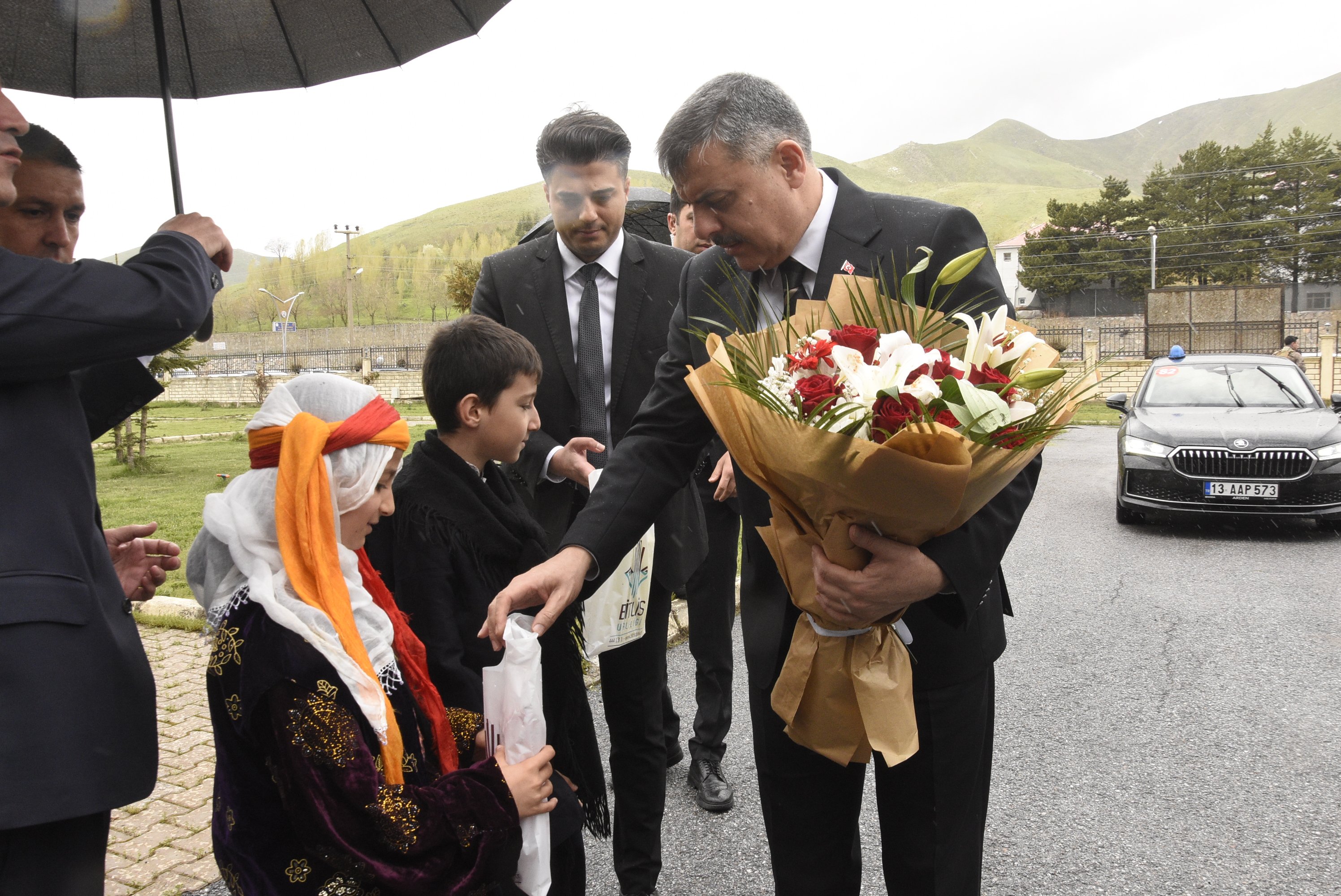İçişleri Bakanı Mustafa Çiftçi, Bitlis Valiliği önünde karşılanıyor