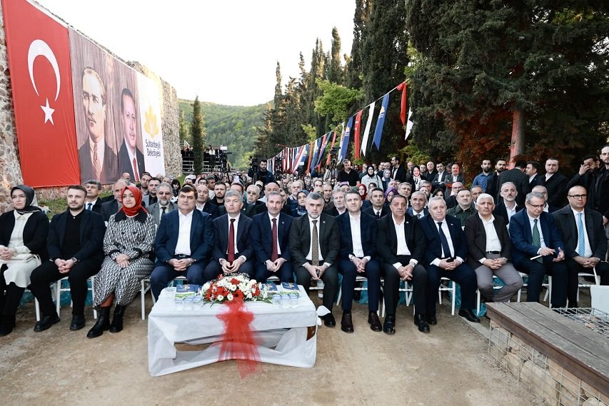 Sultanbeyli Belediye Başkanı Ali Tombaş festivalde gençlerle buluştu