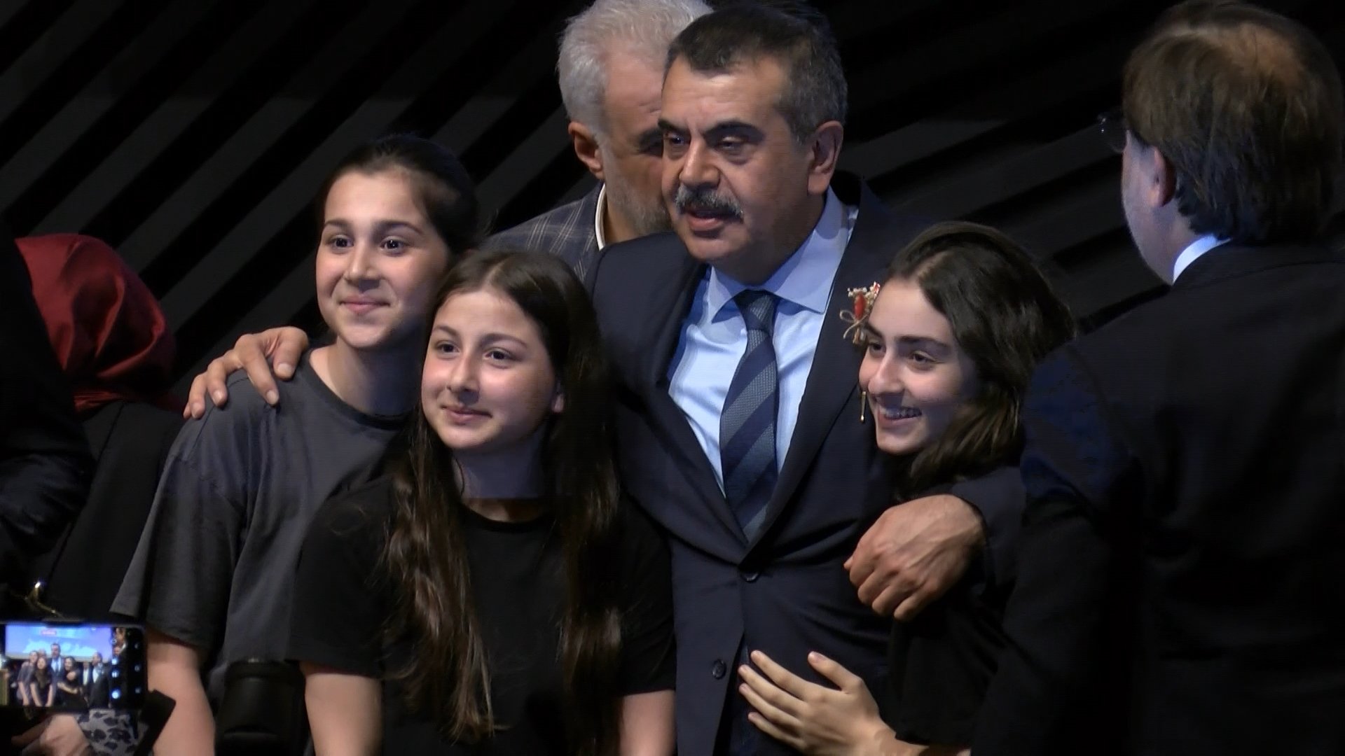 Bakan Tekin, ödül töreninde öğrencilerle fotoğraf çektiriyor