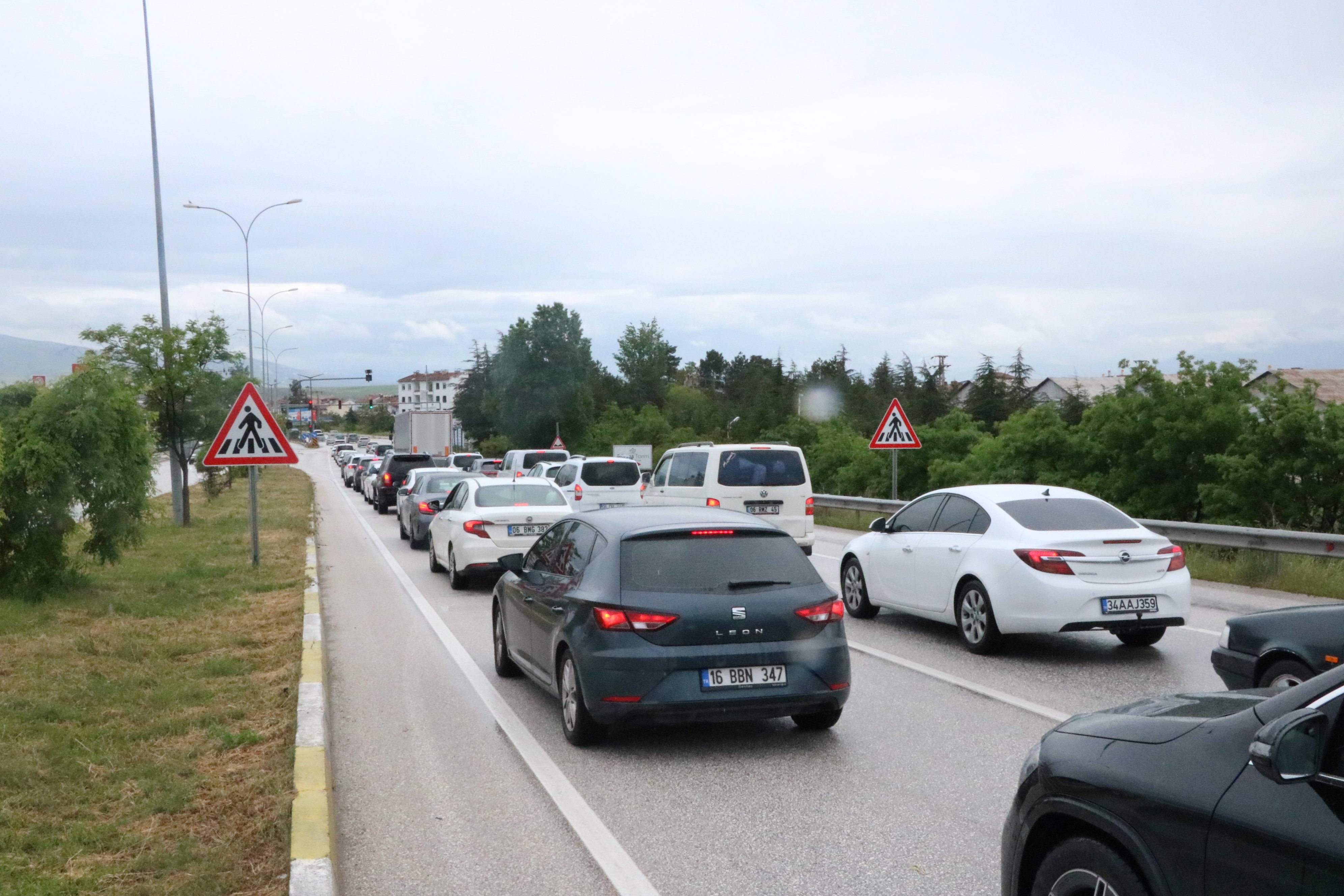 Trafik polisi sürücüleri uyarıyor