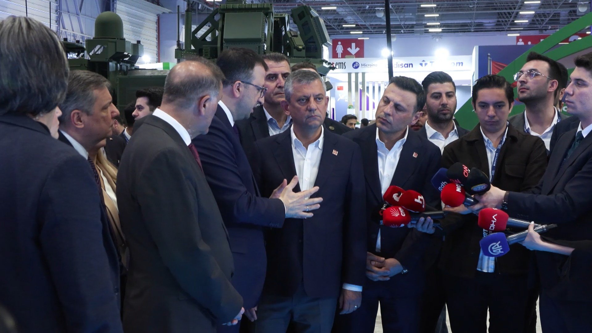 Özgür Özel KAAN savaş uçağını inceliyor