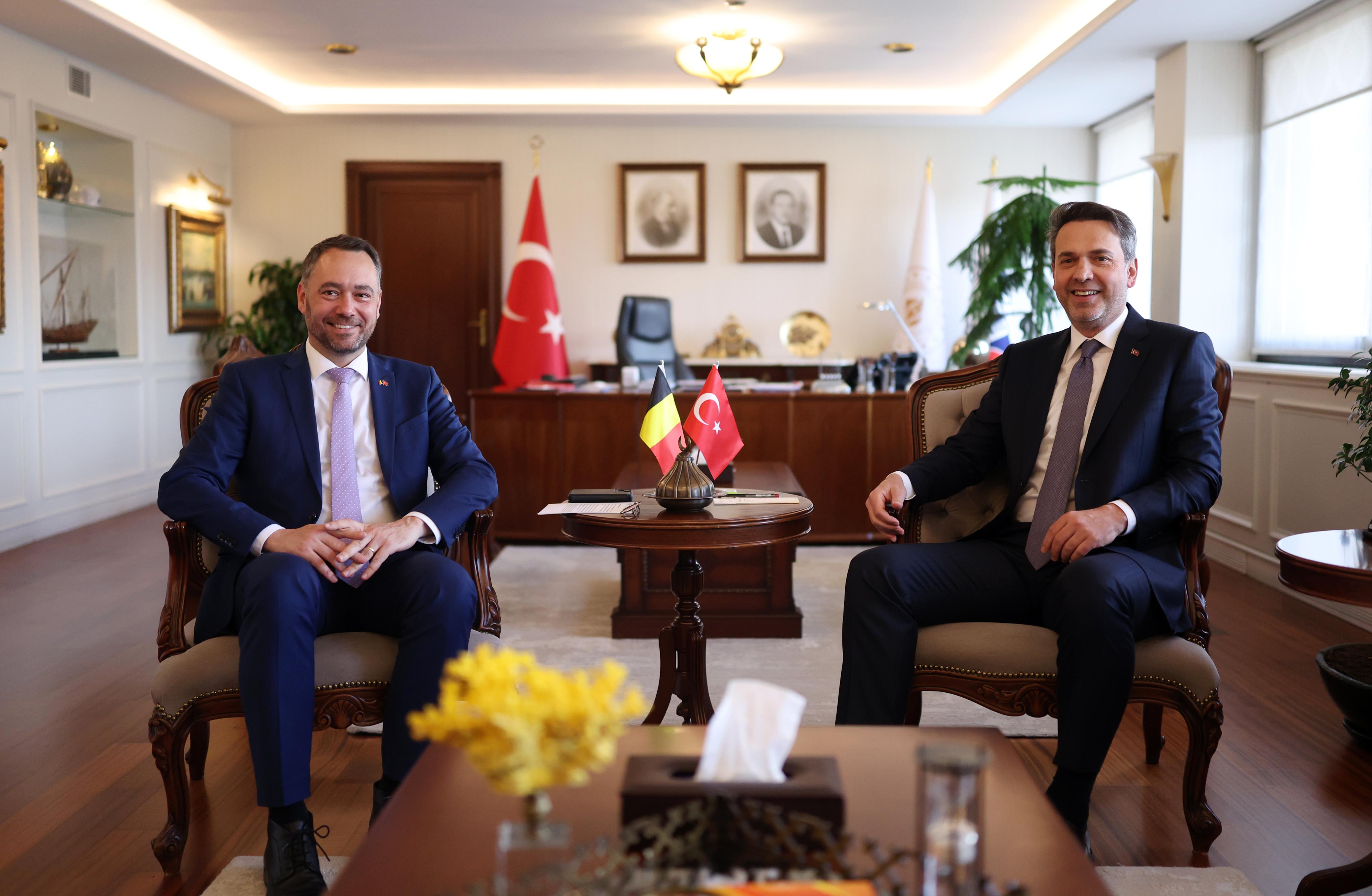 Alparslan Bayraktar Belçikalı heyetle görüşüyor