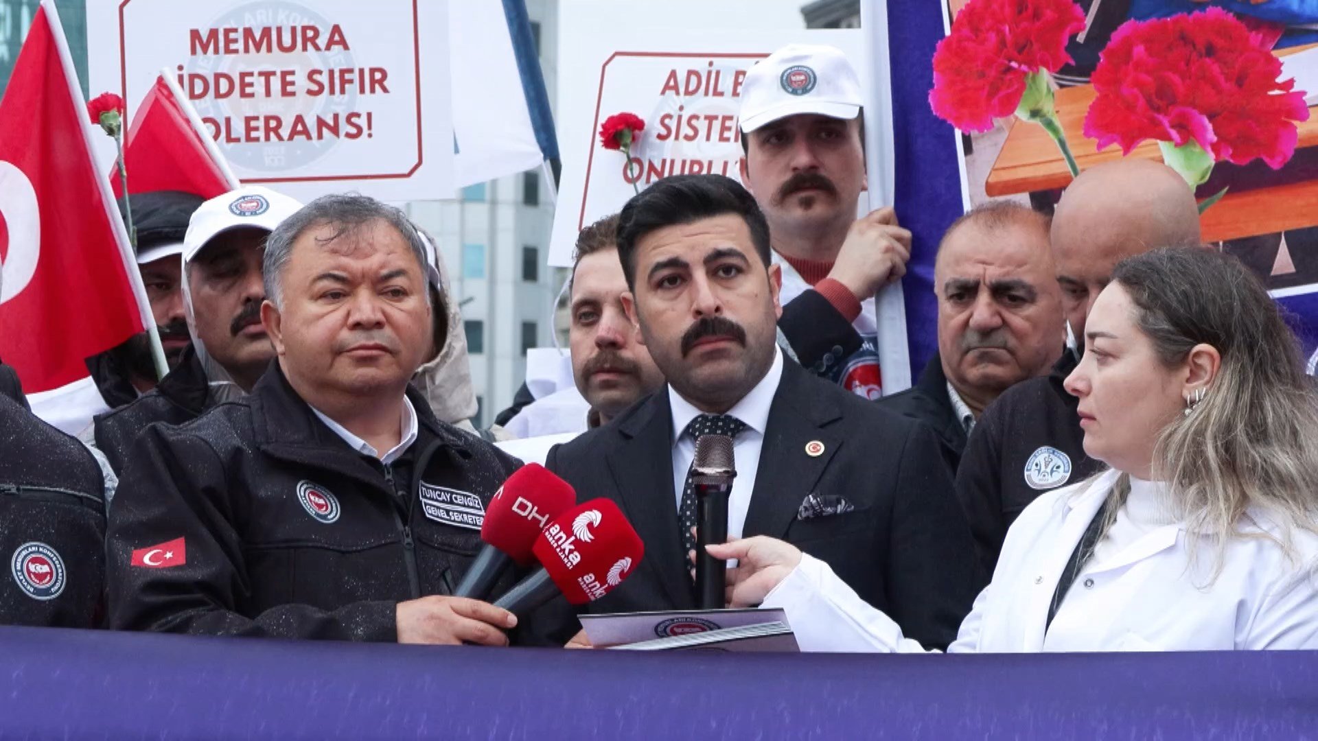 DMK üyeleri Taksim Cumhuriyet Anıtı önünde 1 Mayıs kutlaması yapıyor.
