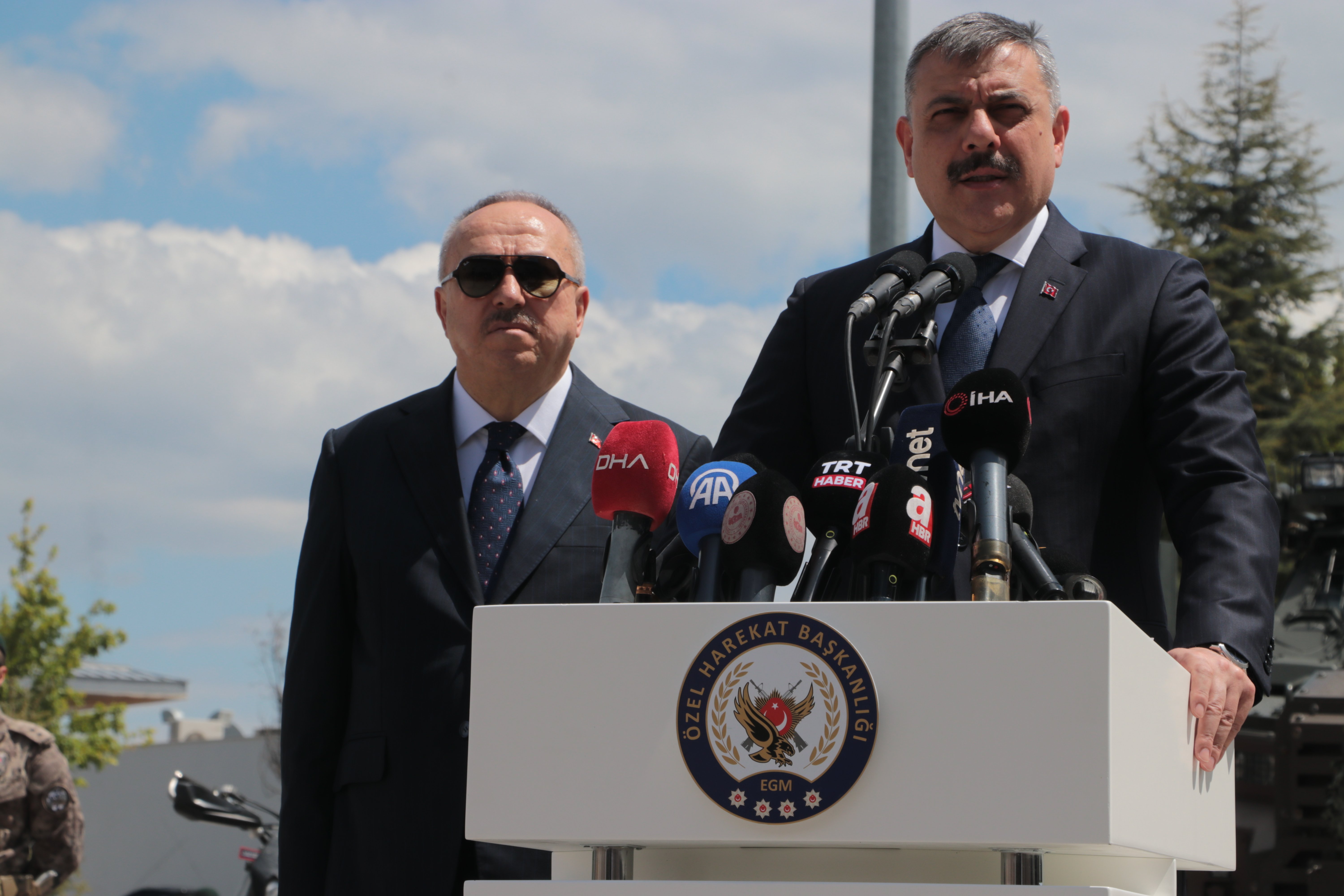 Bakan Çiftçi Özel Harekat polisleriyle bayramlaşıyor