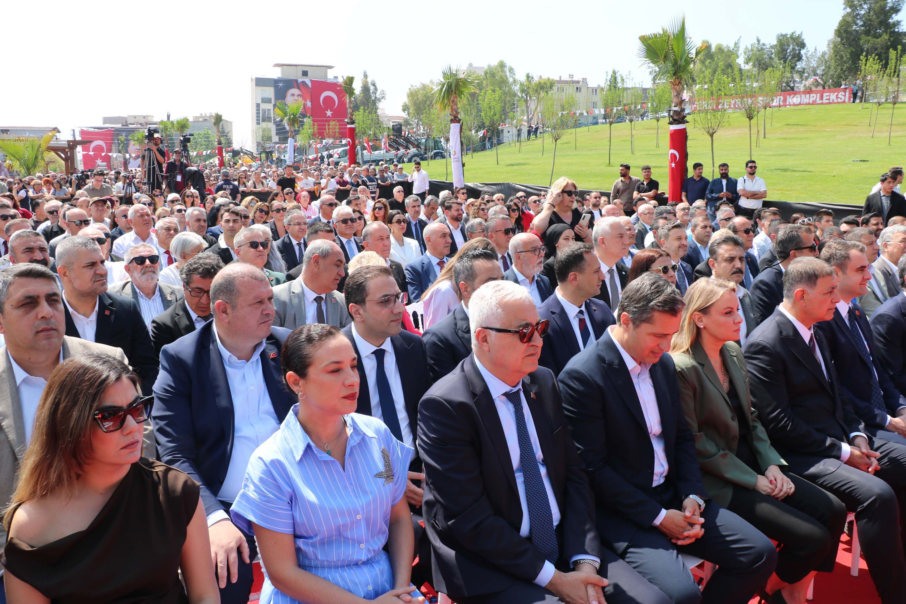 Açılış töreni kalabalık