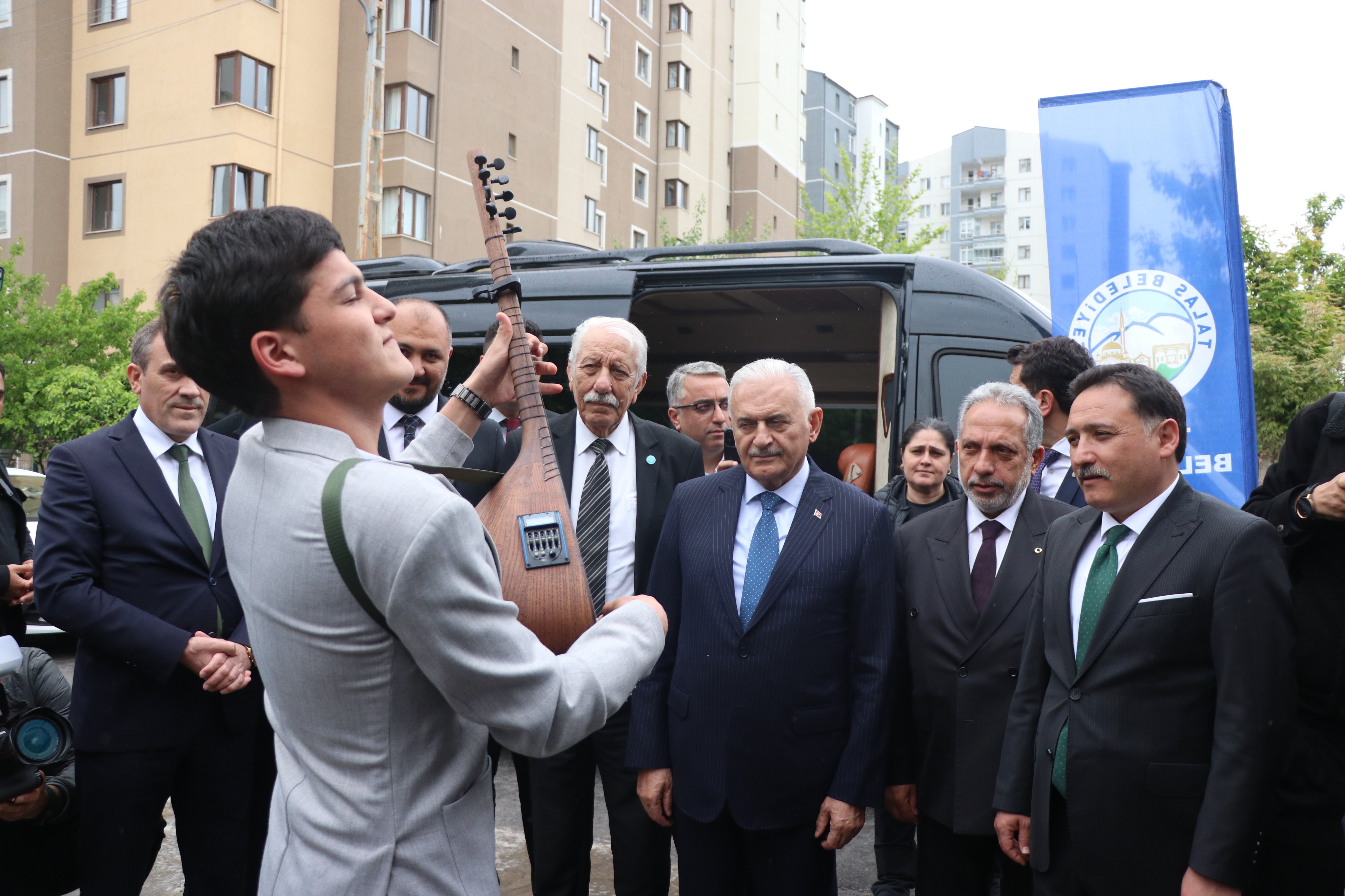 Hocalı Katliamı anıtına karanfil bırakma