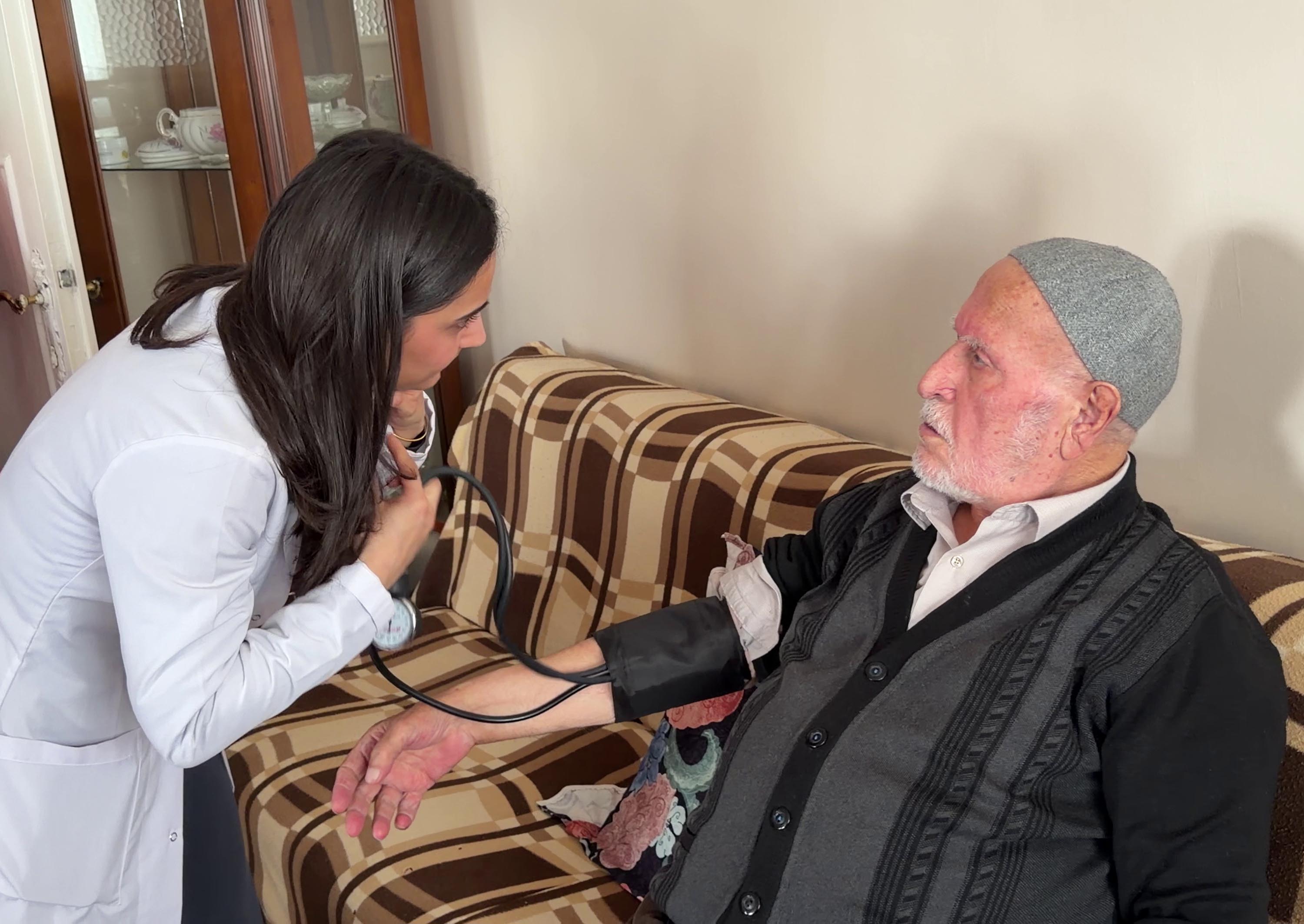 Aile ve Sosyal Hizmetler İl Müdürü Hasan Aykut yaşlı ziyareti