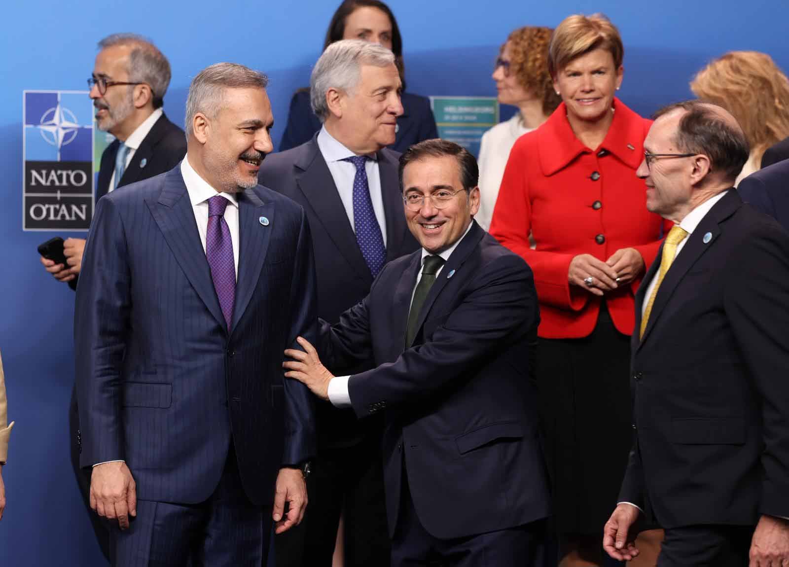 NATO toplantısı öncesinde aile fotoğrafı