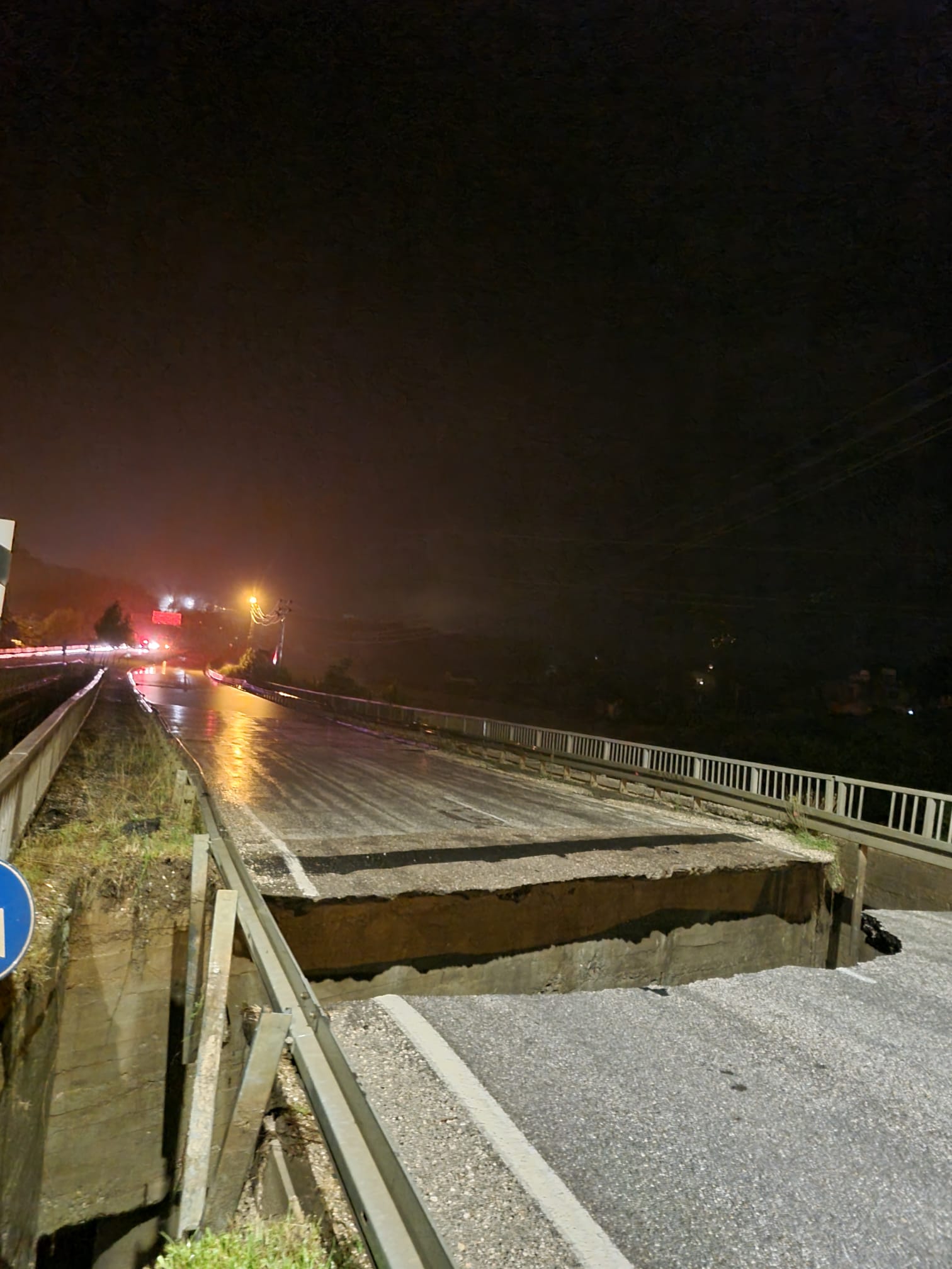 Hatay sel yolu kapattı