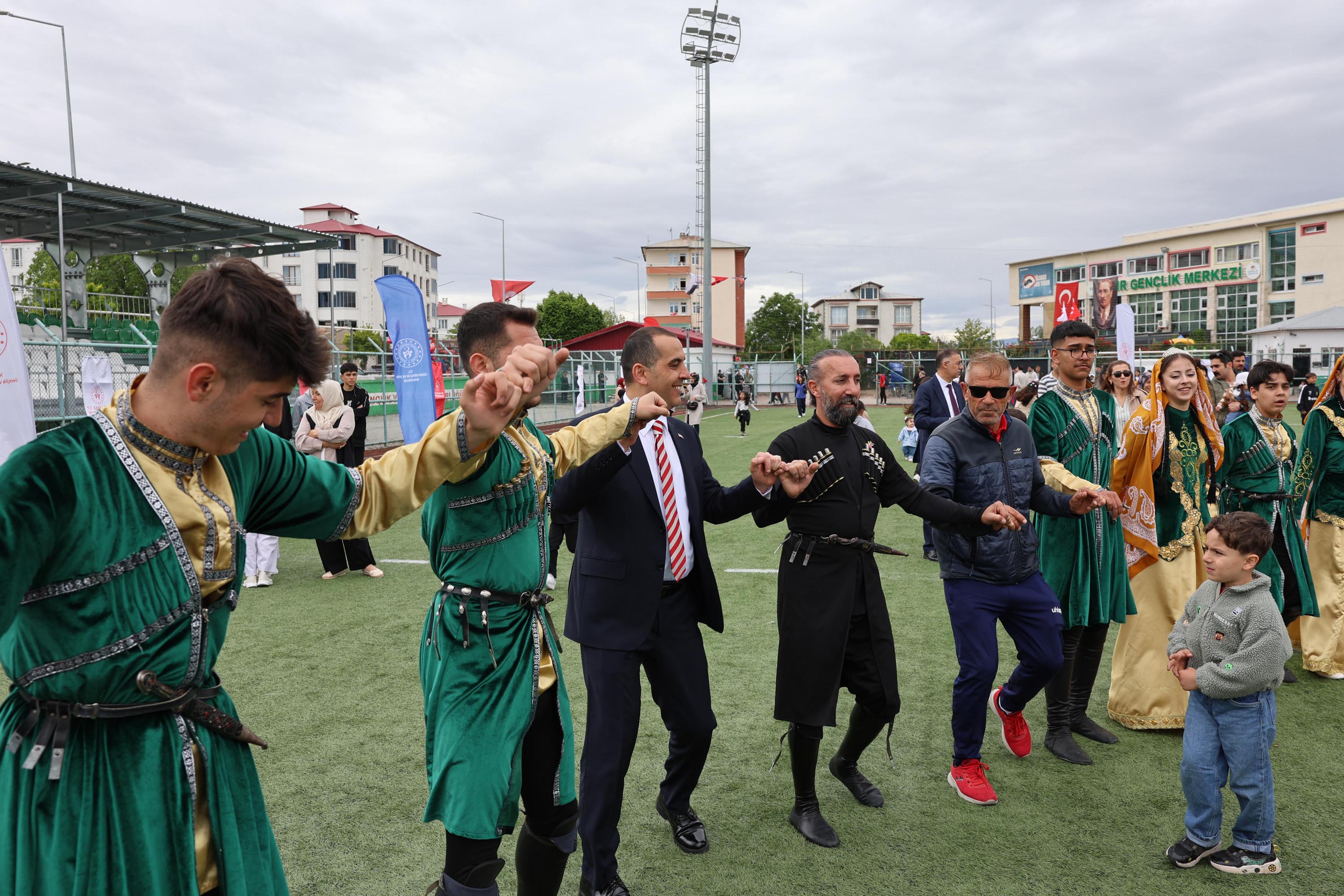 Iğdır Valisi Taşolar gençlerle Kafkas oyunu oynuyor