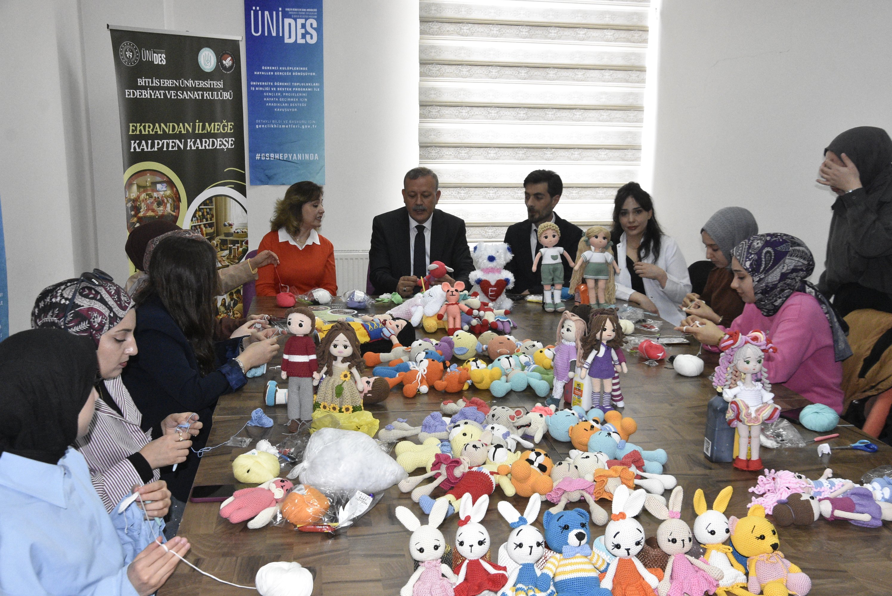Prof. Dr. Esra Kürüm ve öğrenciler amigurumi çalışmasında