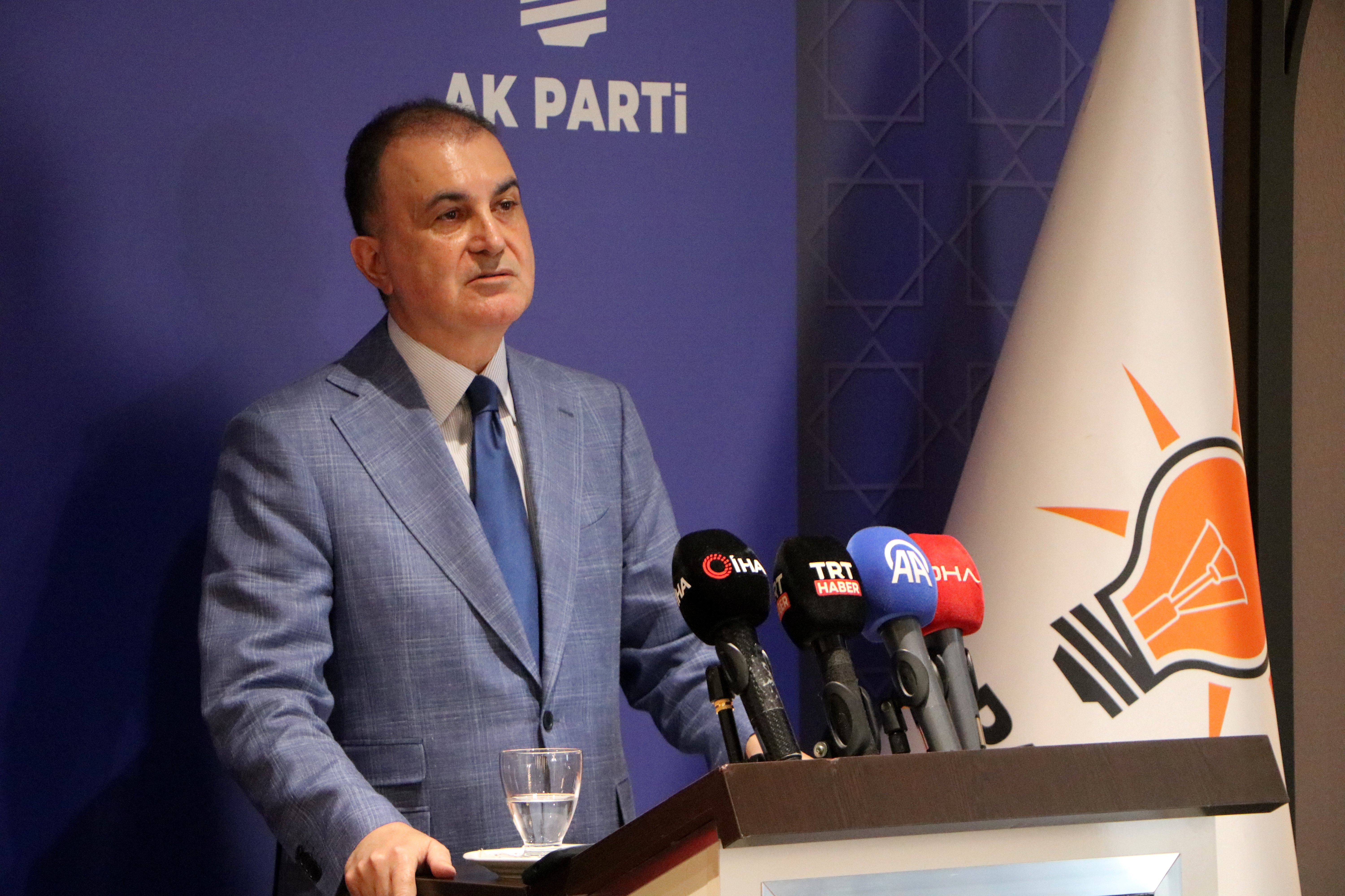 AK Parti Sözcüsü Ömer Çelik basın toplantısında konuşuyor