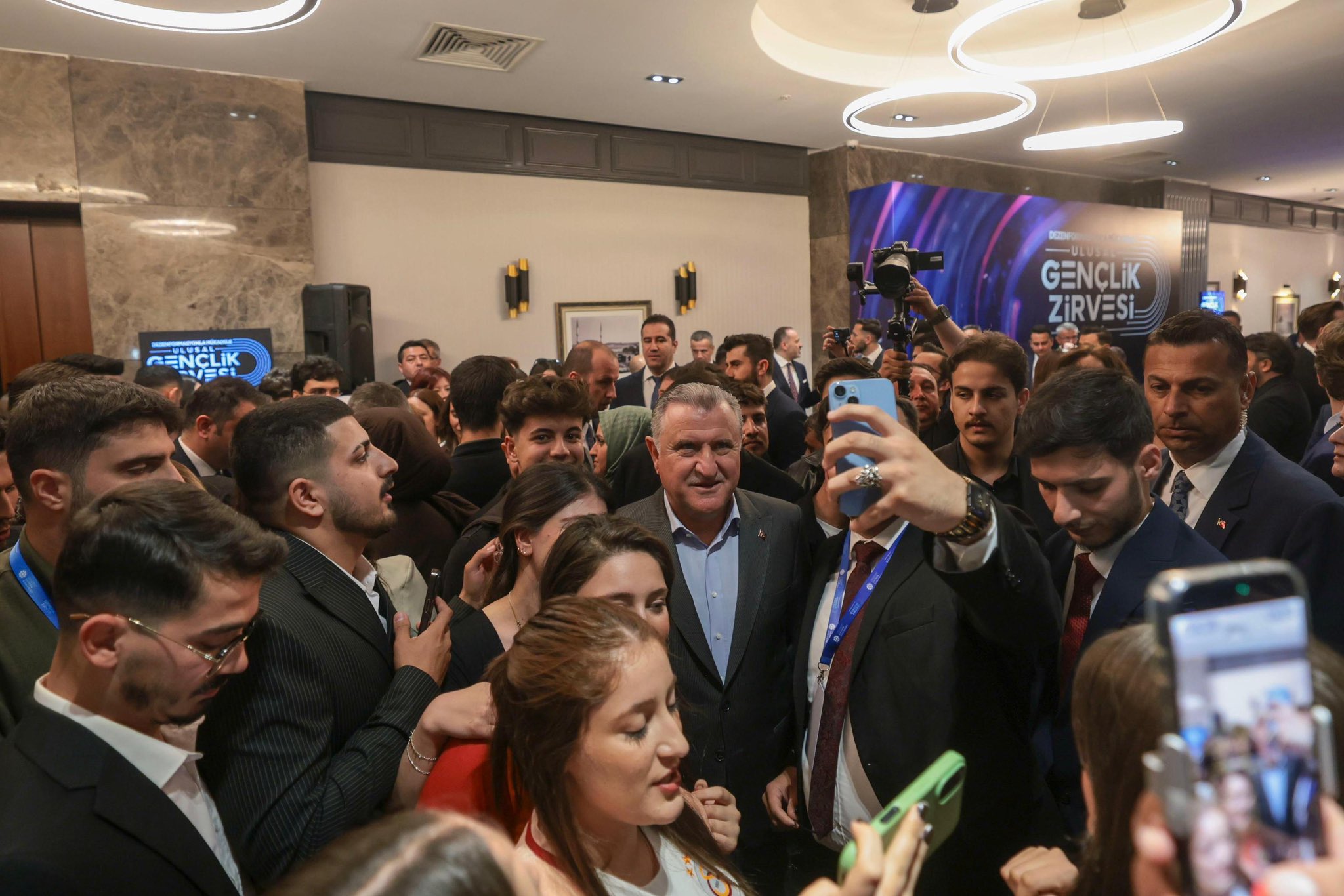 Bakan Bak Gençlerle Buluşuyor