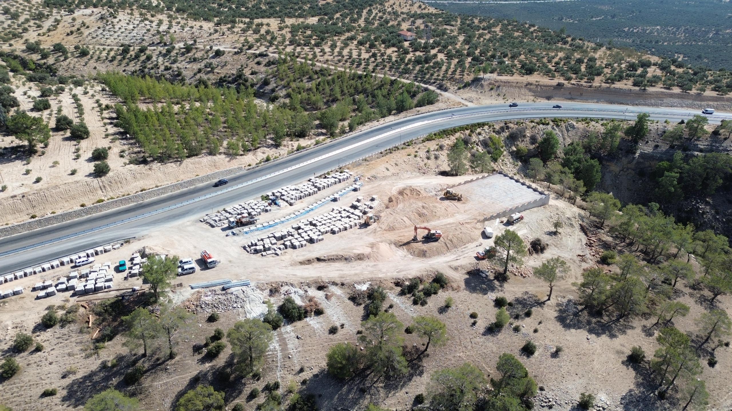 Bakan Uraloğlu yol çalışmalarını inceliyor
