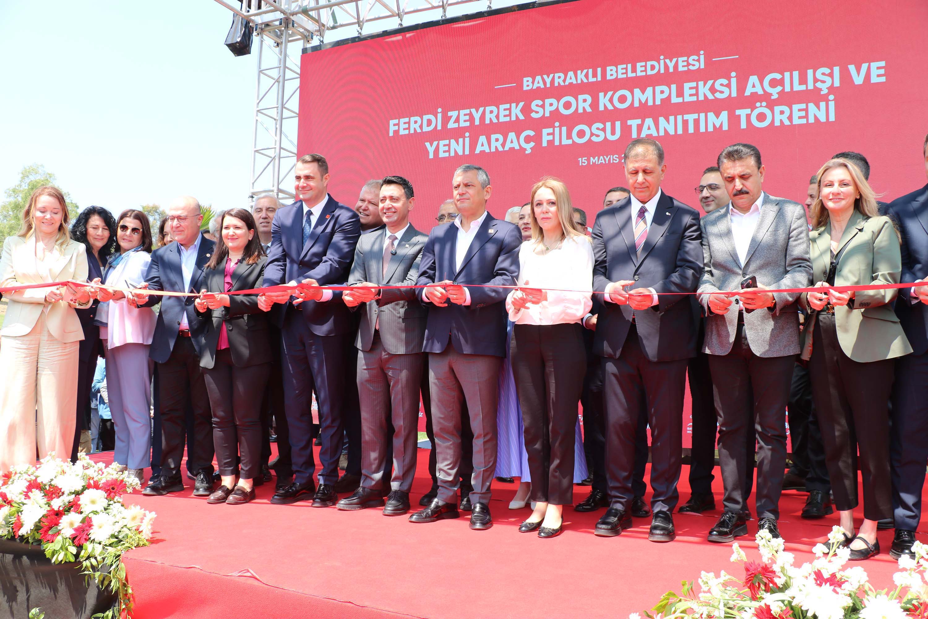Özgür Özel açılışta konuşma yapıyor