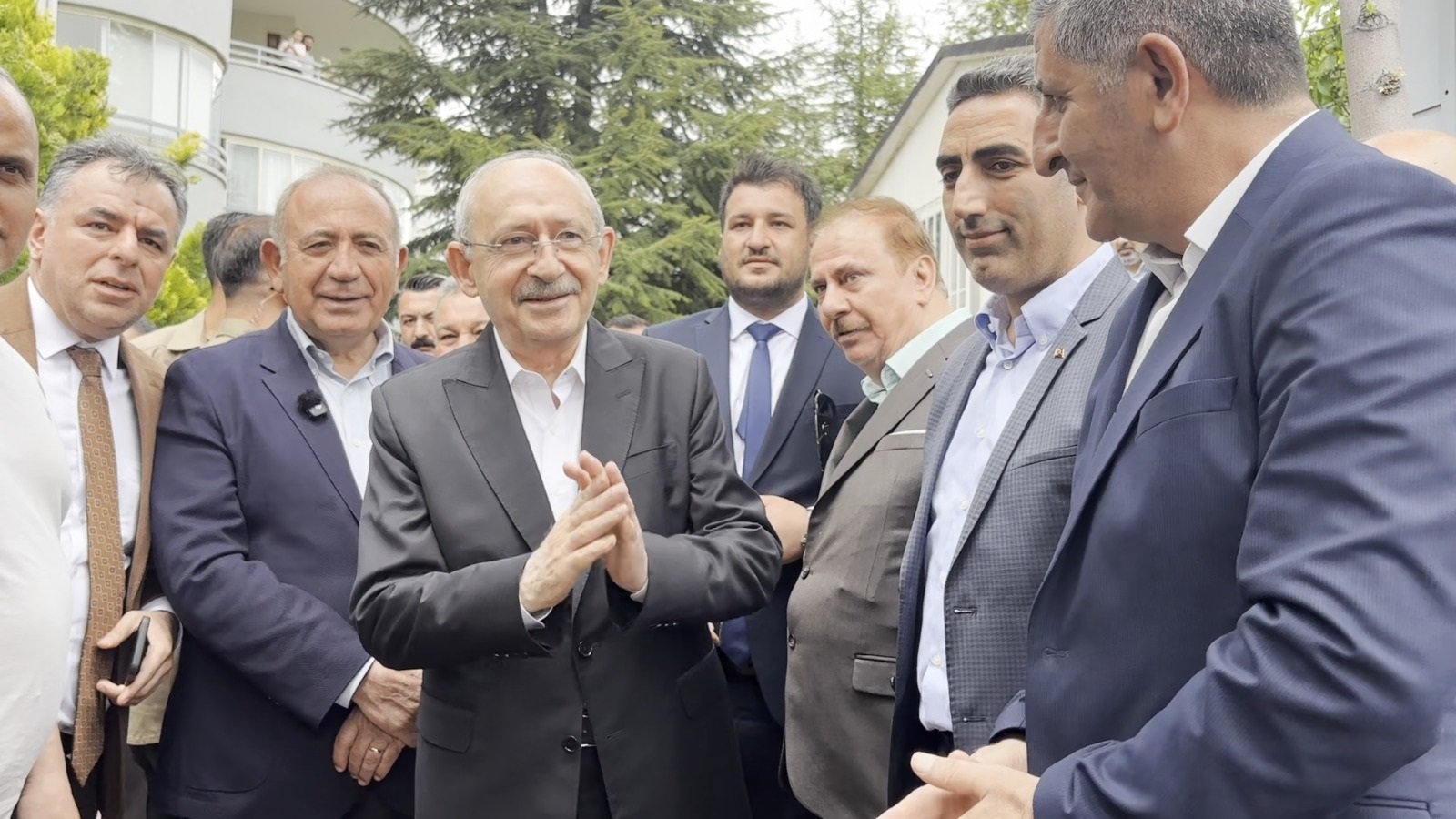 Kemal Kılıçdaroğlu partililerle bayramlaşıyor