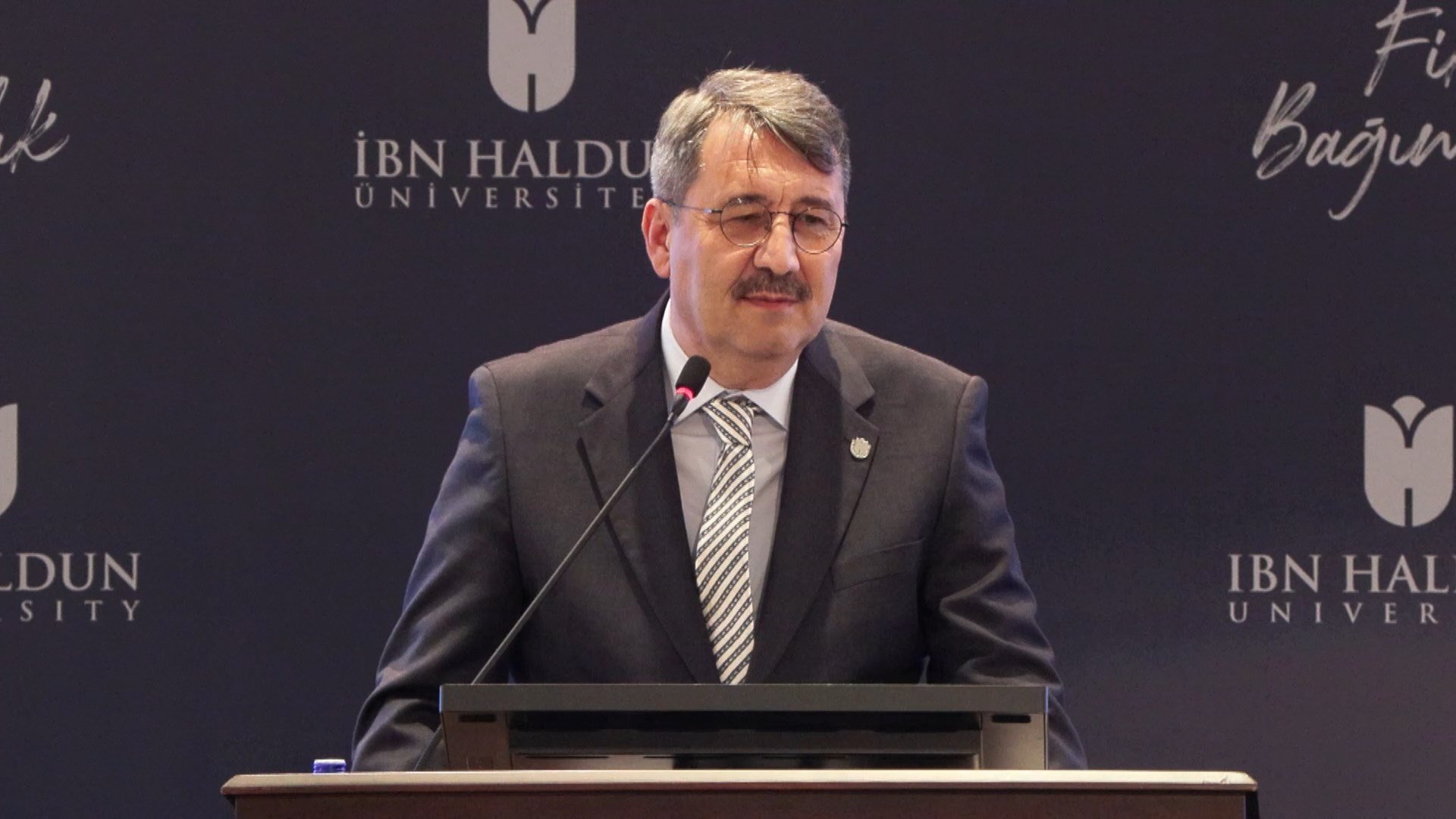 Rektör Atilla Arkan çalıştayda konuşuyor