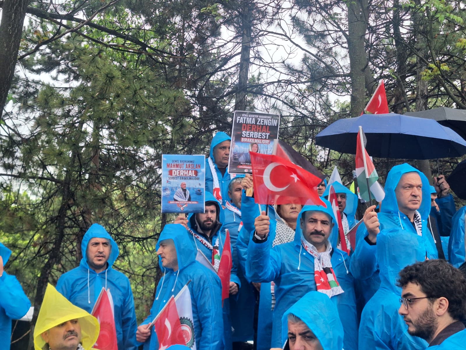 HAK-İŞ üyeleri İsrail Büyükelçiliği önünde protesto