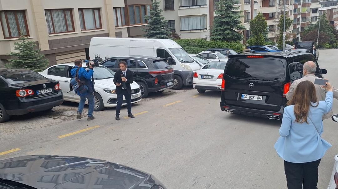 Kemal Kılıçdaroğlu destekçileri tarafından karşılanıyor