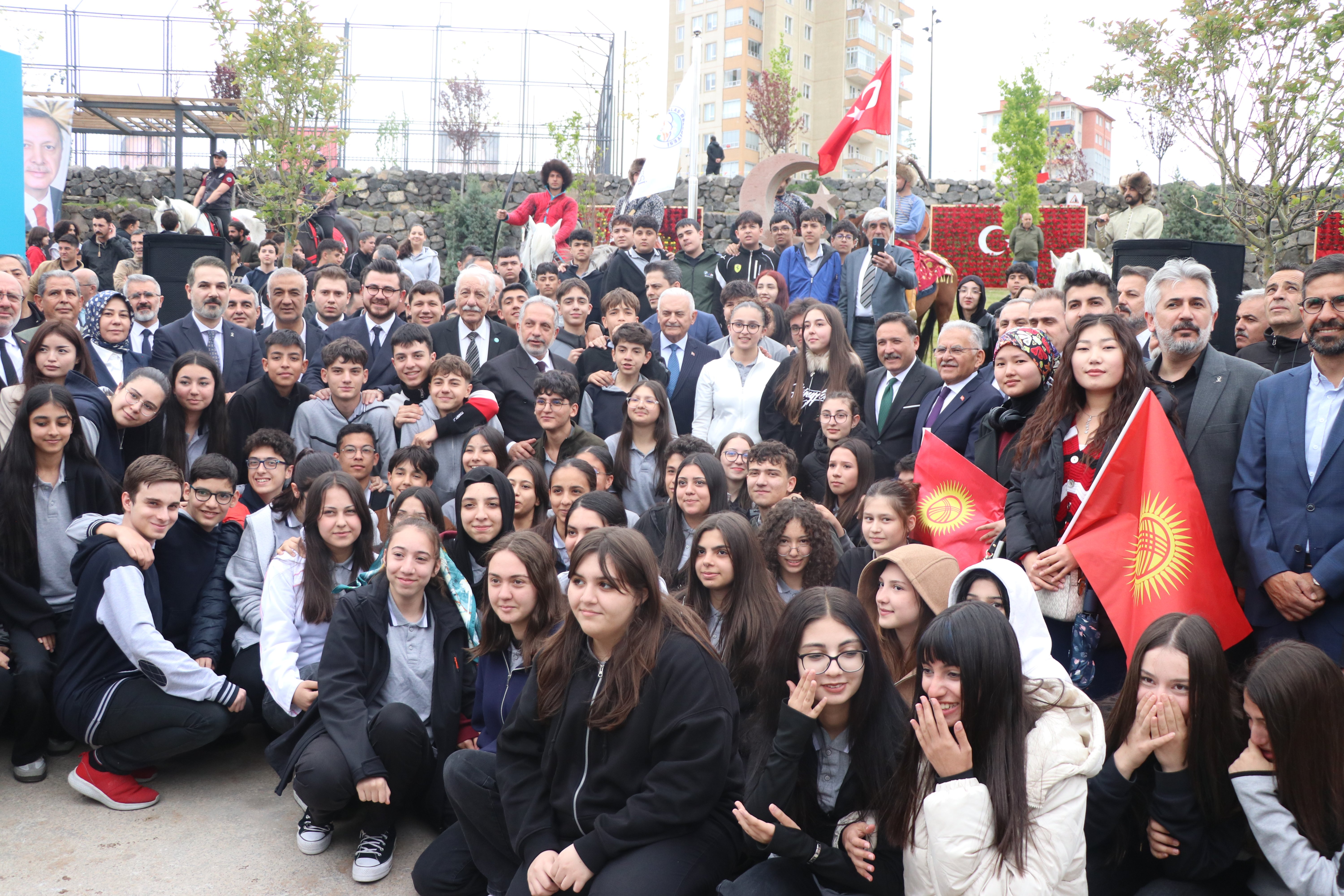 Binali Yıldırım öğrencilerle