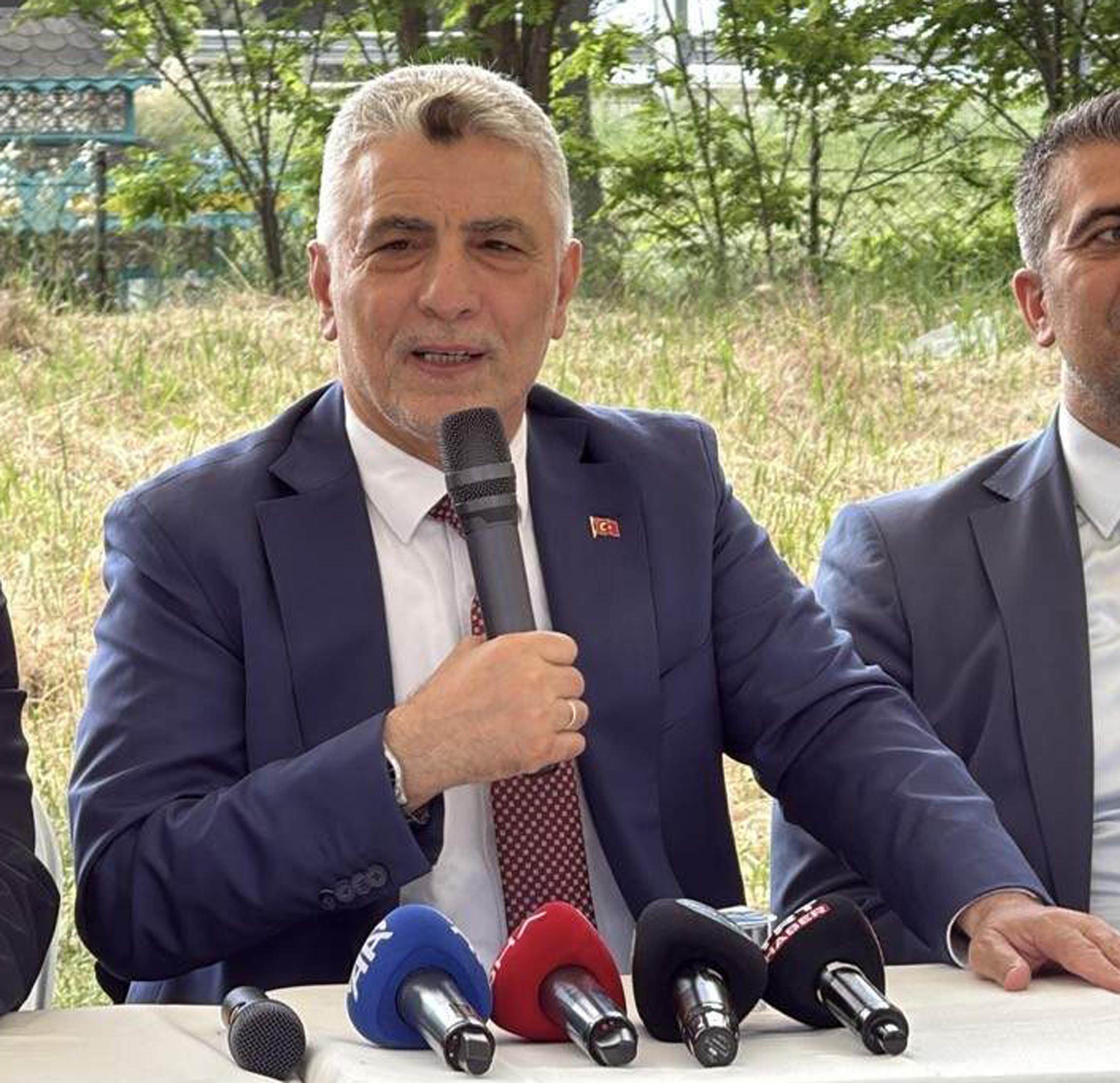 Ticaret Bakanı Ömer Bolat partililerle bayramlaşıyor