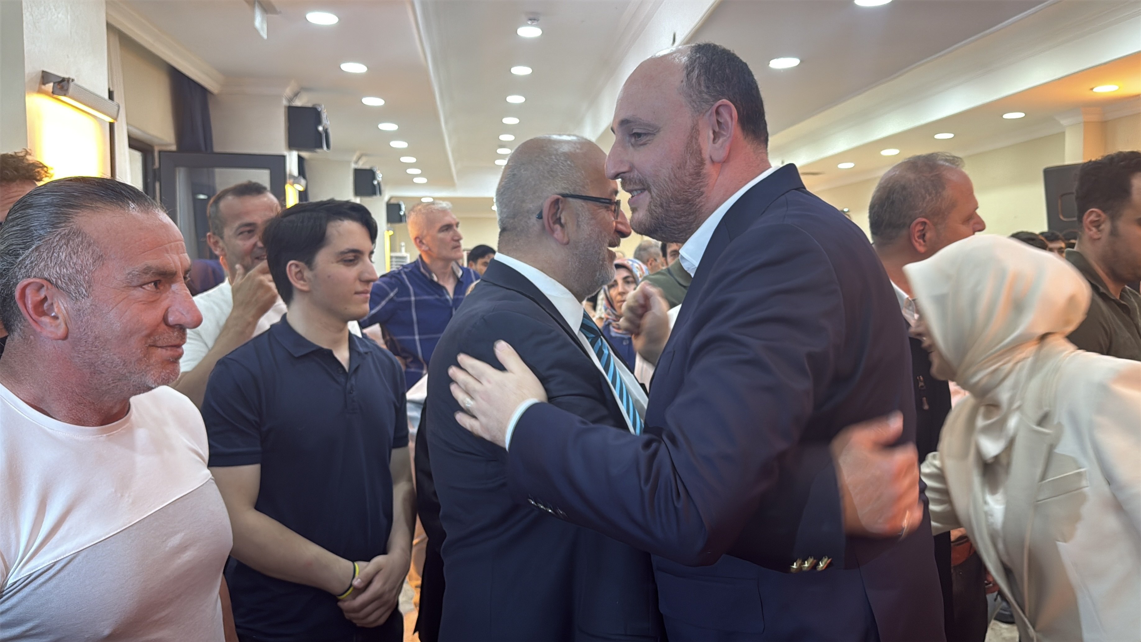 AK Parti Ahmet Büyükgümüş konuşma yapıyor