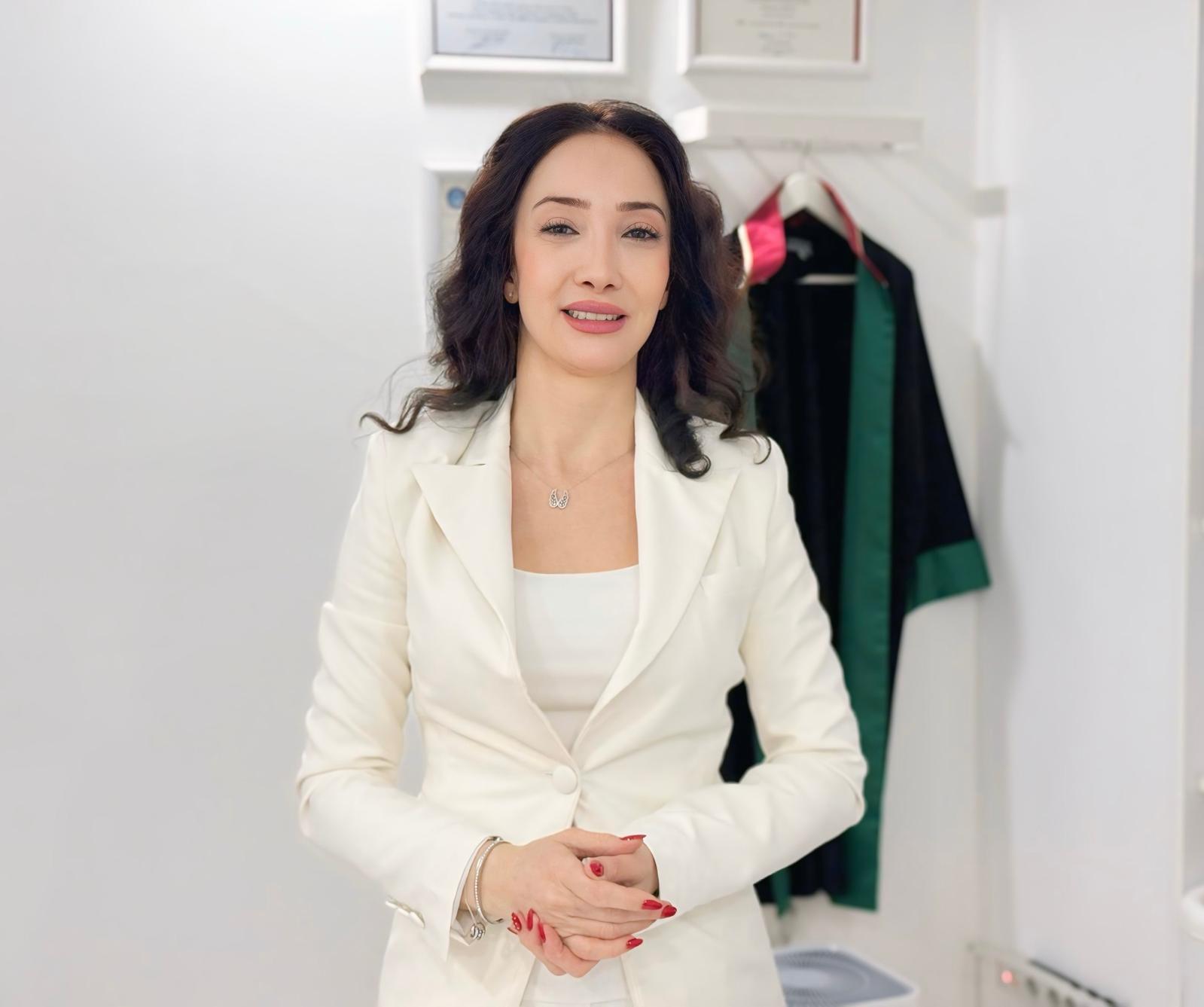 İşe iade davasını kazanan işçi ve avukatı