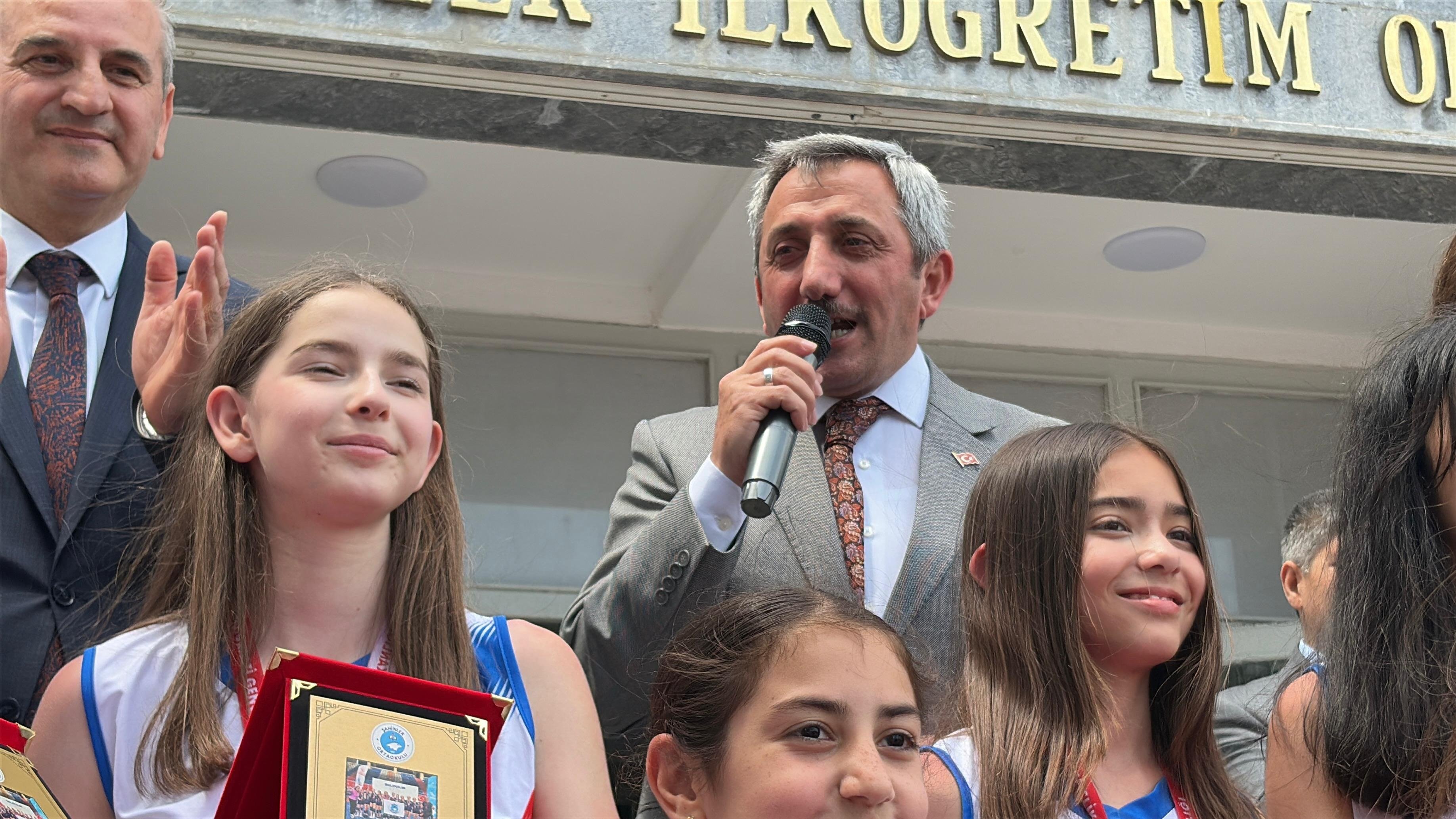 Şenol Doğramacı konuşma yapıyor