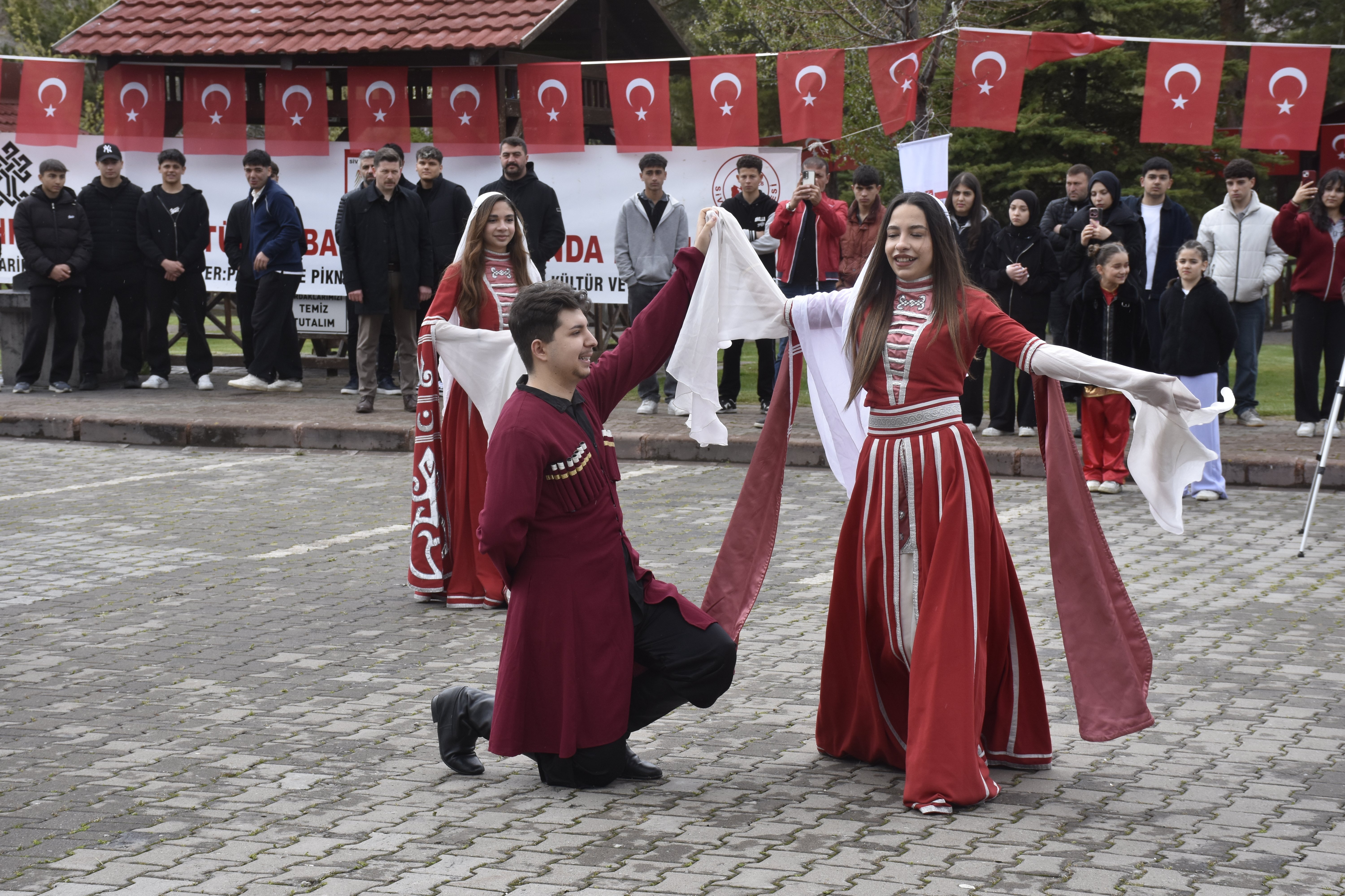Vali Yılmaz Şimşek yumurta tokuşturuyor