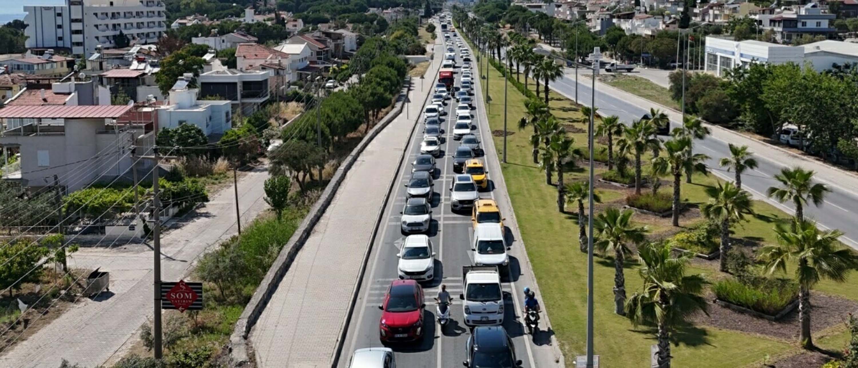 Kuşadası plajları bayramda doldu
