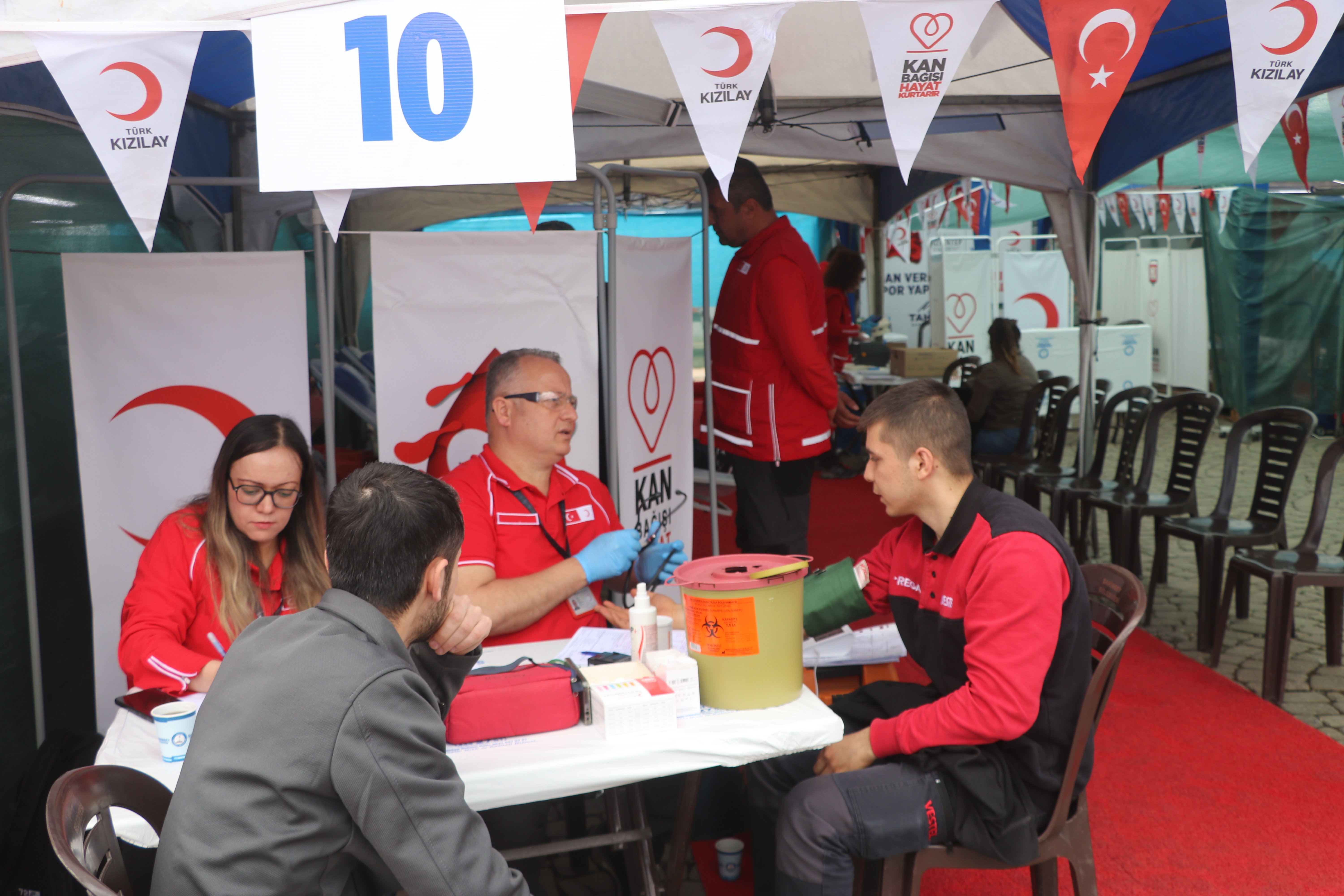Kan bağışçıları sırada bekliyor