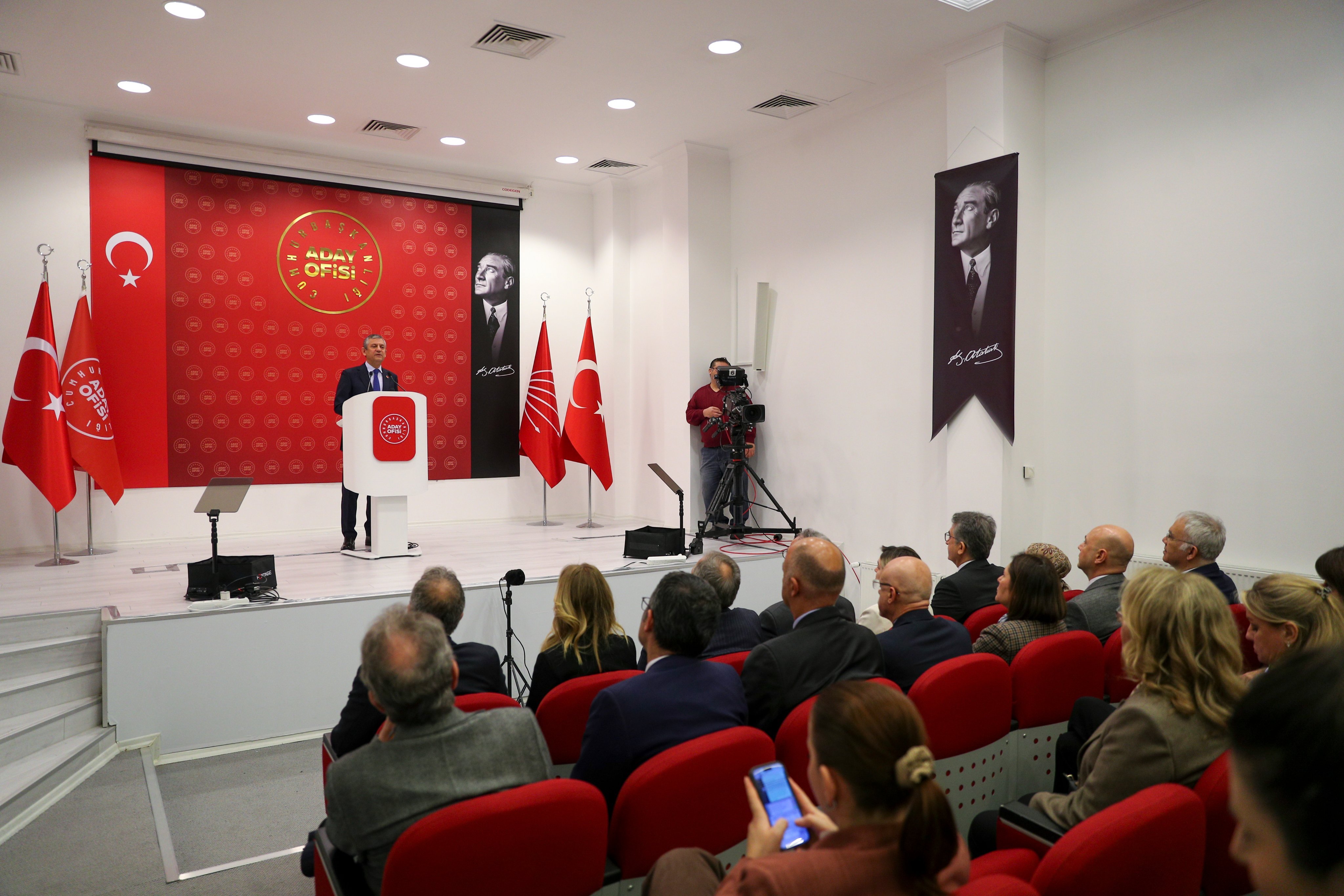 CHP Genel Başkanı Özgür Özel açıklama yapıyor