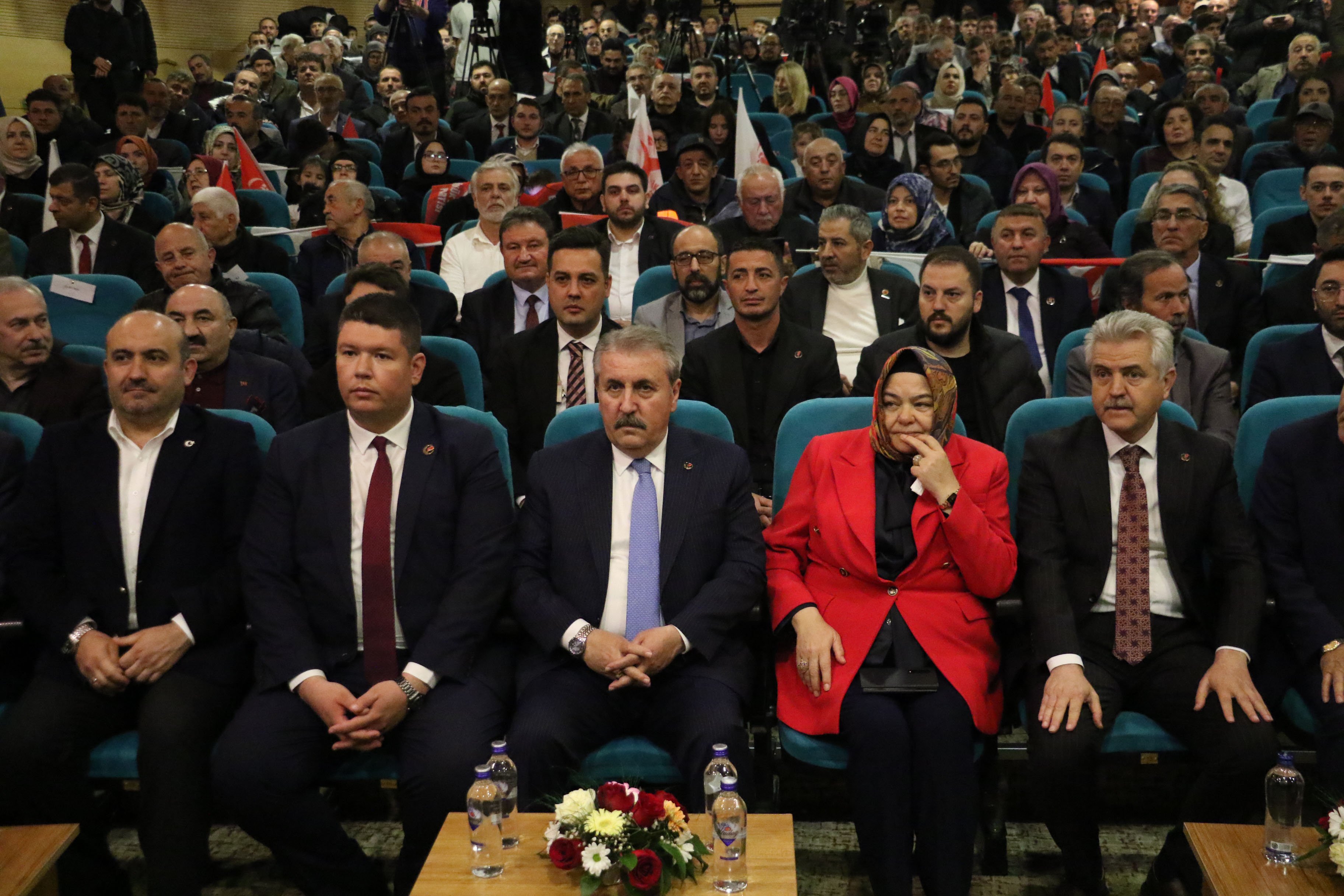BBP Genel Başkanı Destici ve eşi, kongre esnasında salonda.