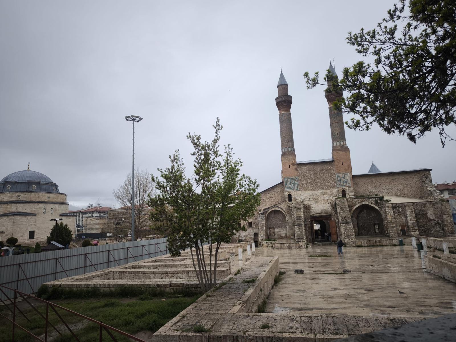 Çifte Minareli Medrese onarım çalışması