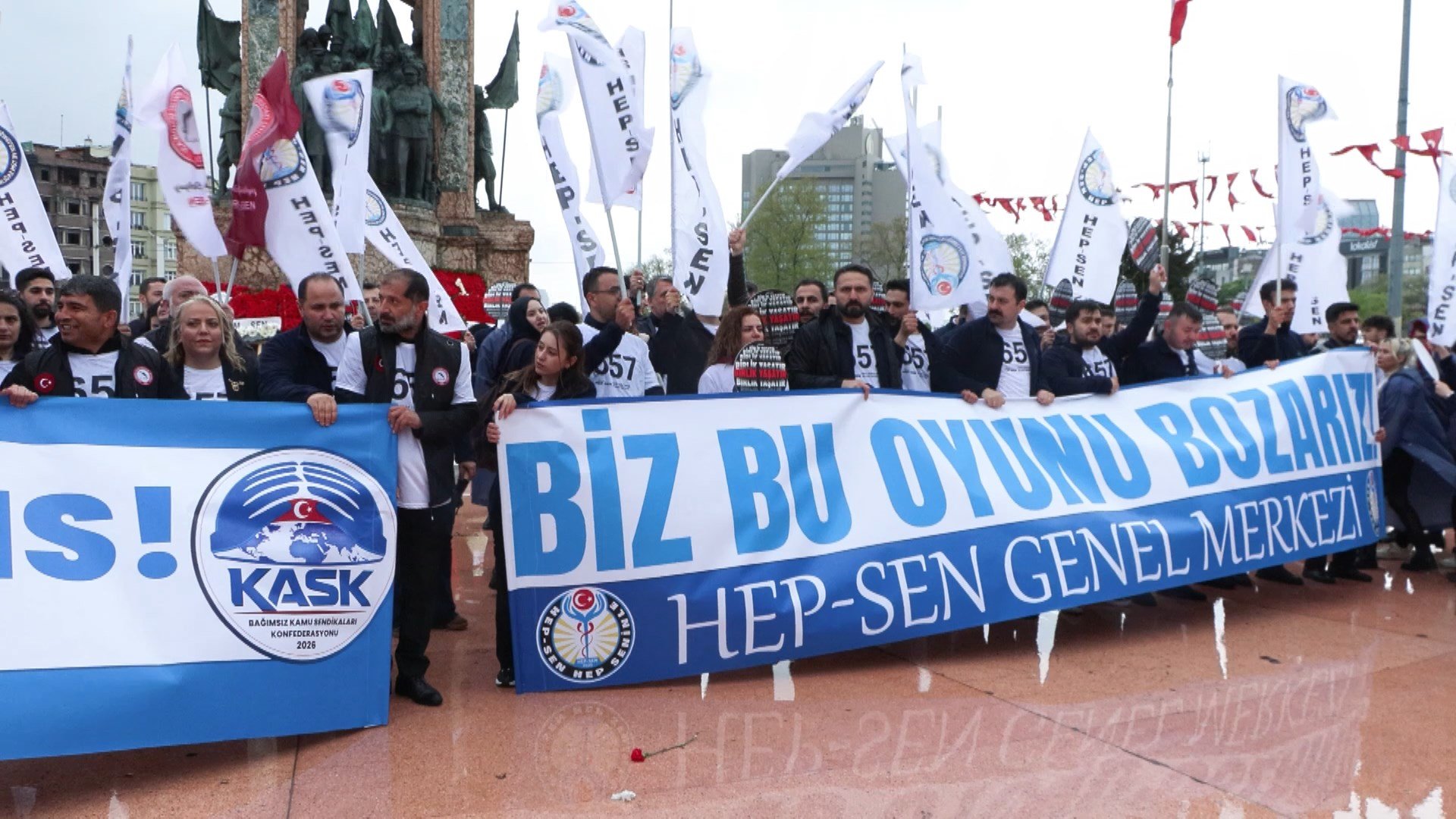 Yunus Şimşek Taksim'de basın açıklaması yapıyor