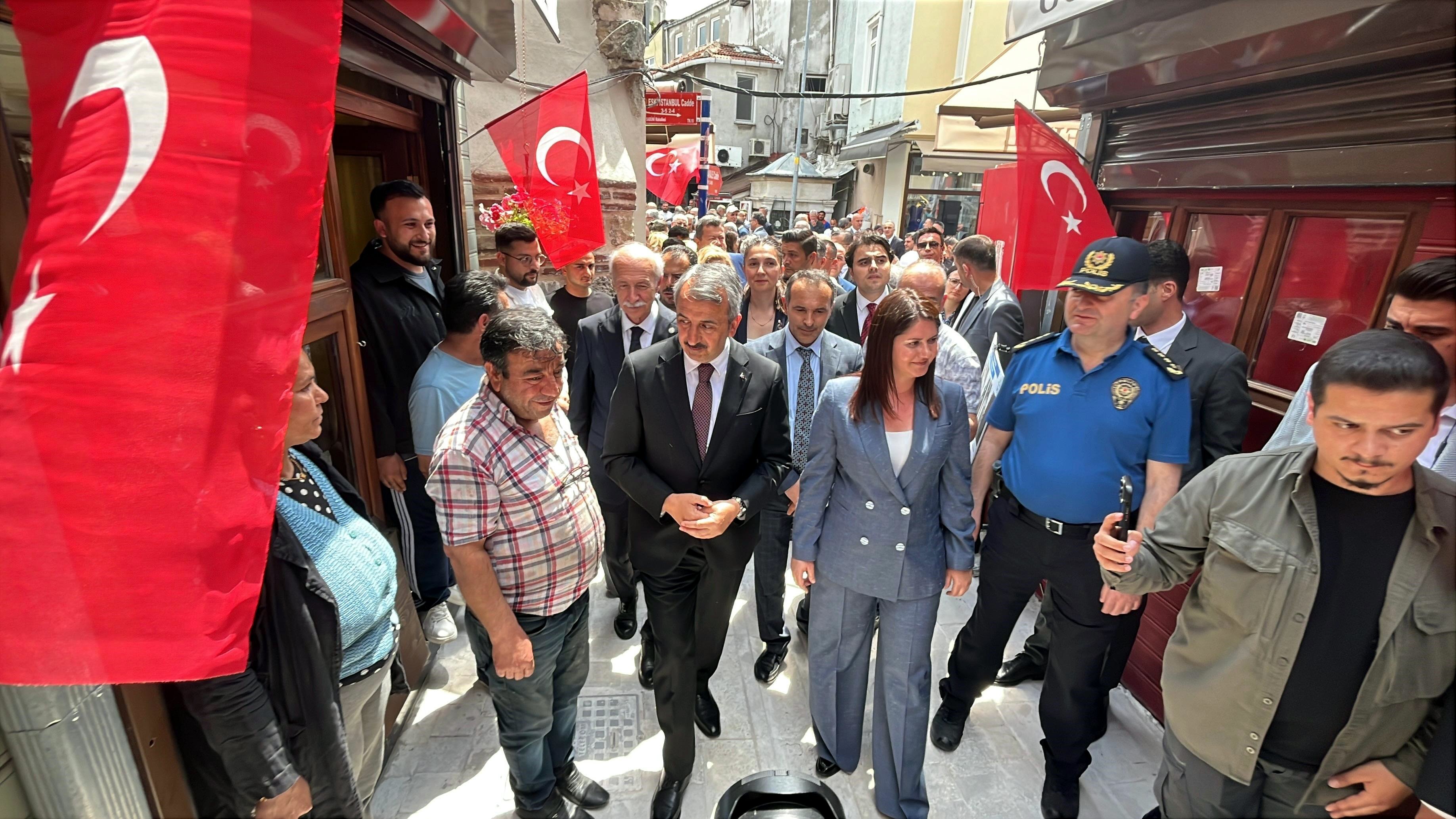 Terziciler Çarşısı esnafı ve ziyaretçiler