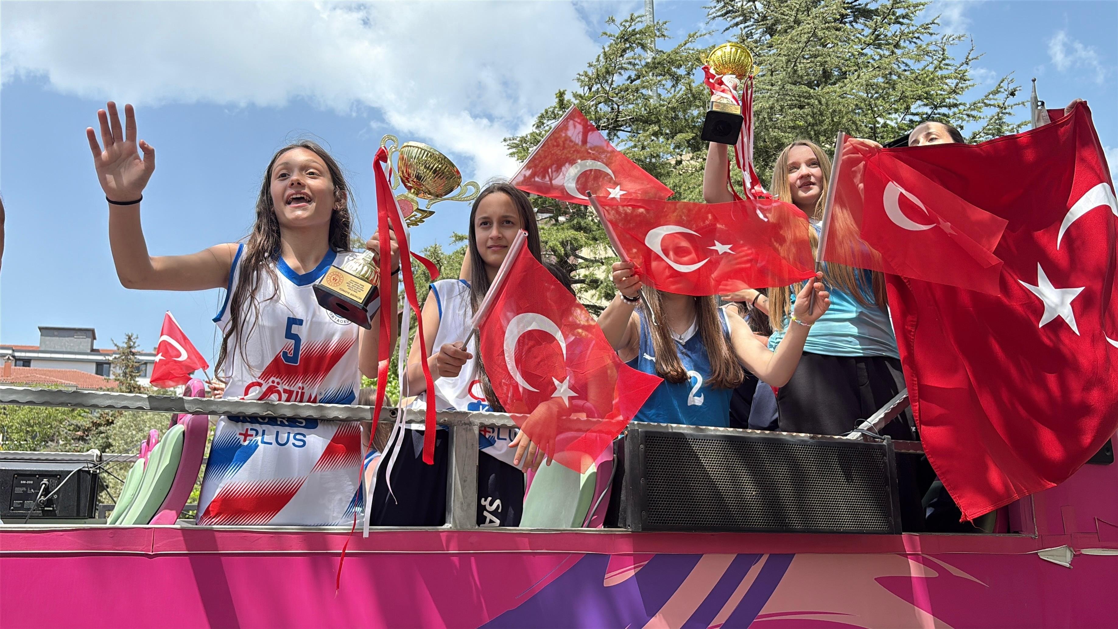 Şahinler Ortaokulu voleybol takımı şampiyonluk turu
