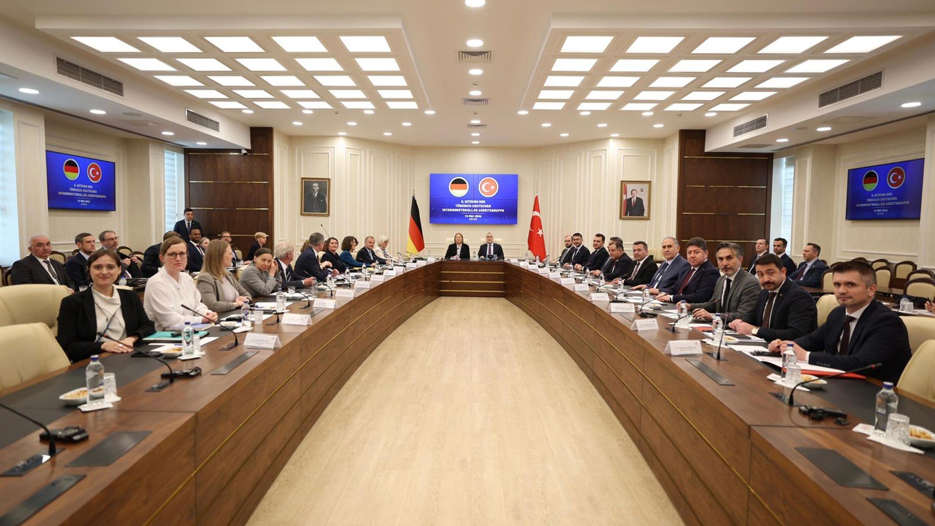 Vedat Işıkhan ve Barbel Bas toplantıda