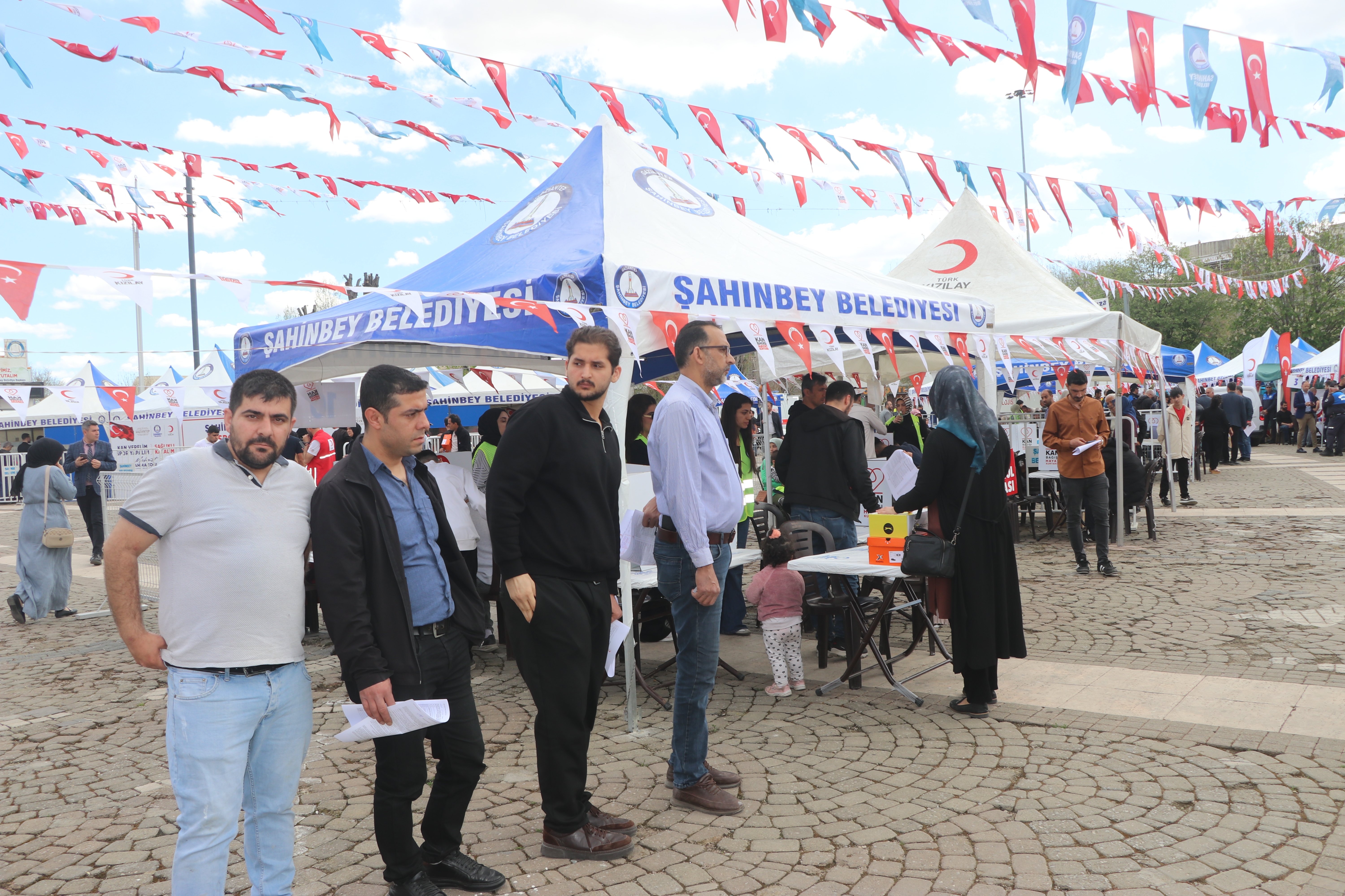 Başkan Tahmazoğlu bağışçılarla bir arada