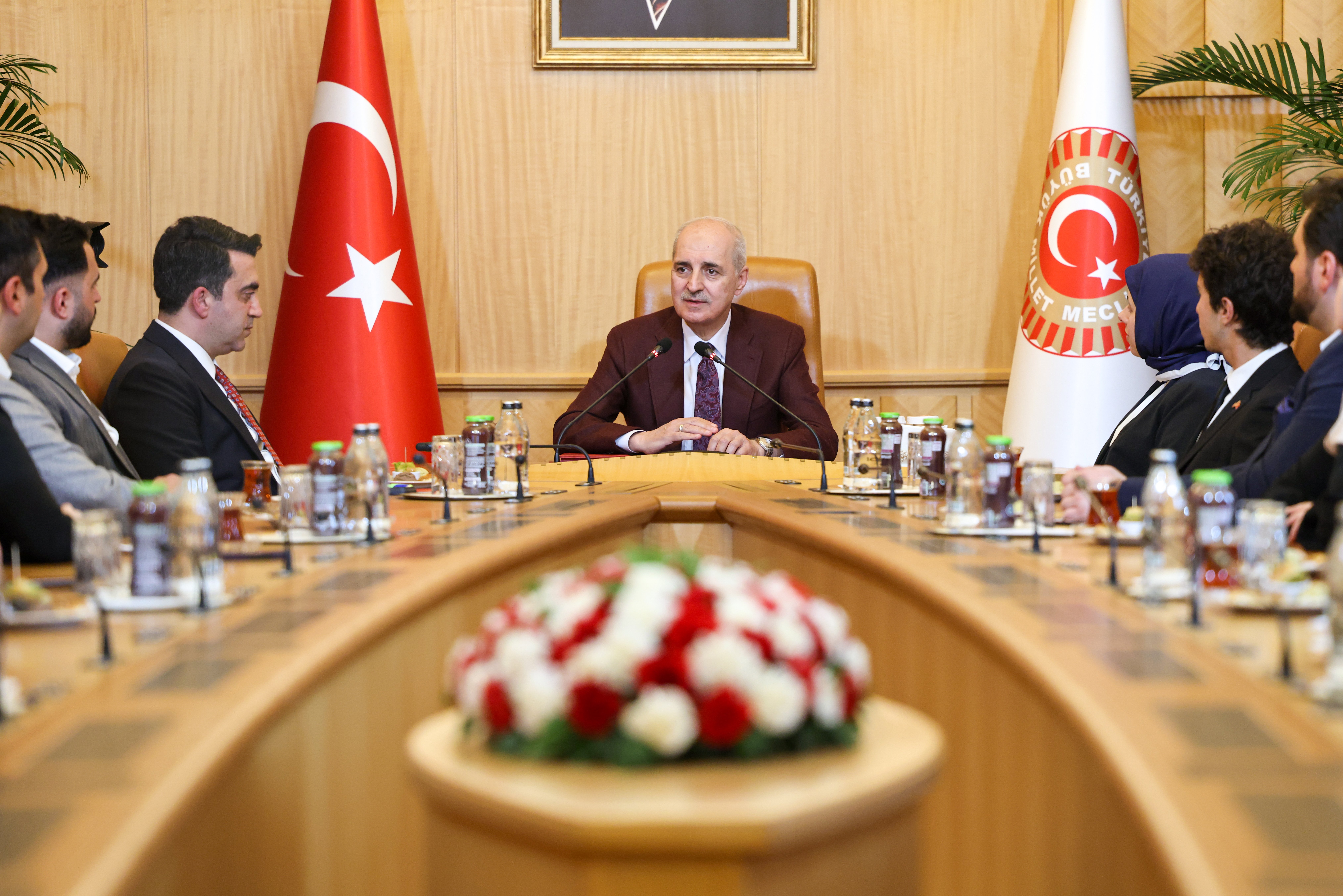 TBMM Başkanı Numan Kurtulmuş, YTB Başkanı Abdulhadi Turus ve genç STK temsilcileriyle görüşüyor